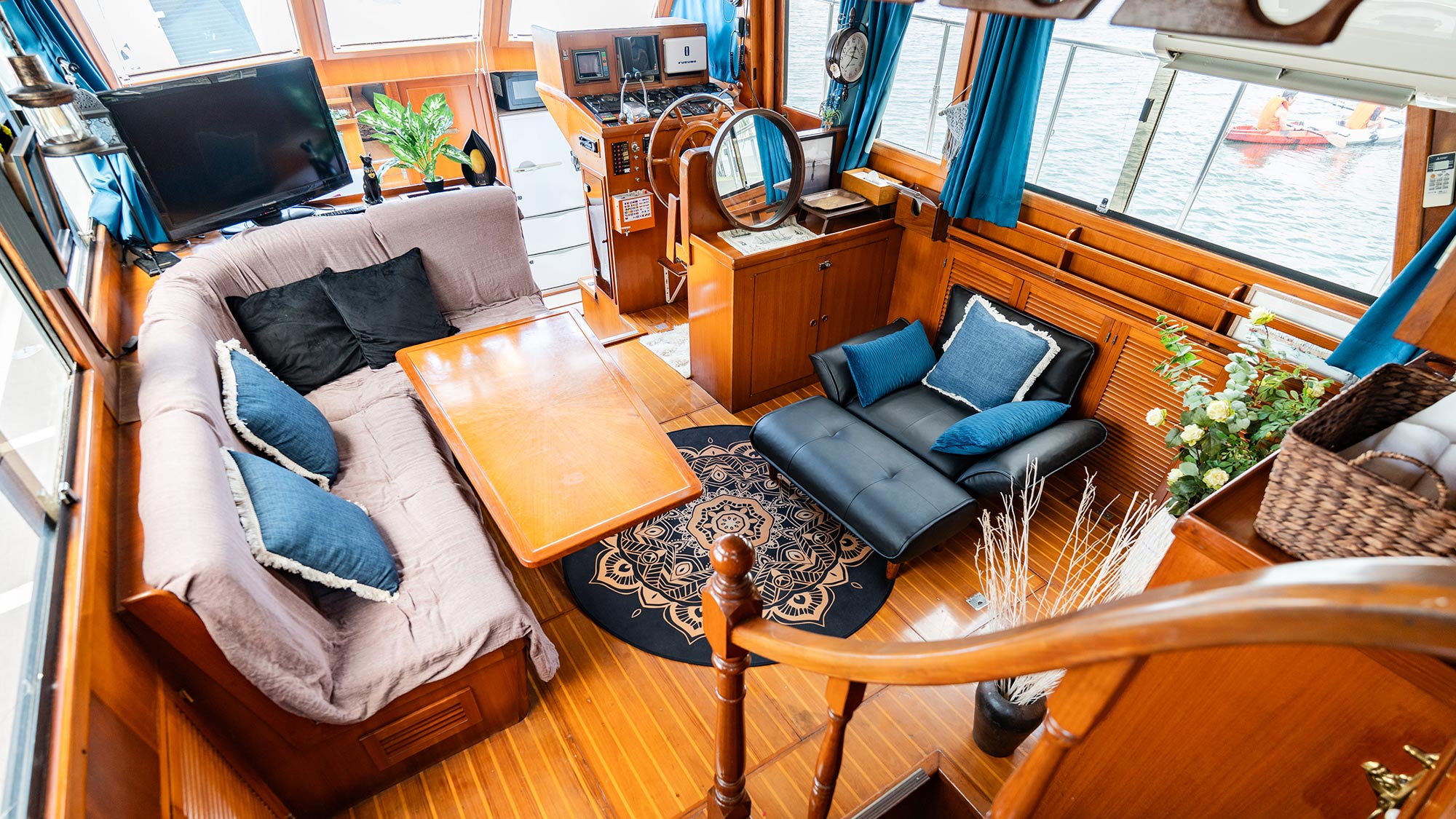 ・【クルーザー・MARUMARU】目の前はパノラマオーシャン、広々船内で優雅な滞在