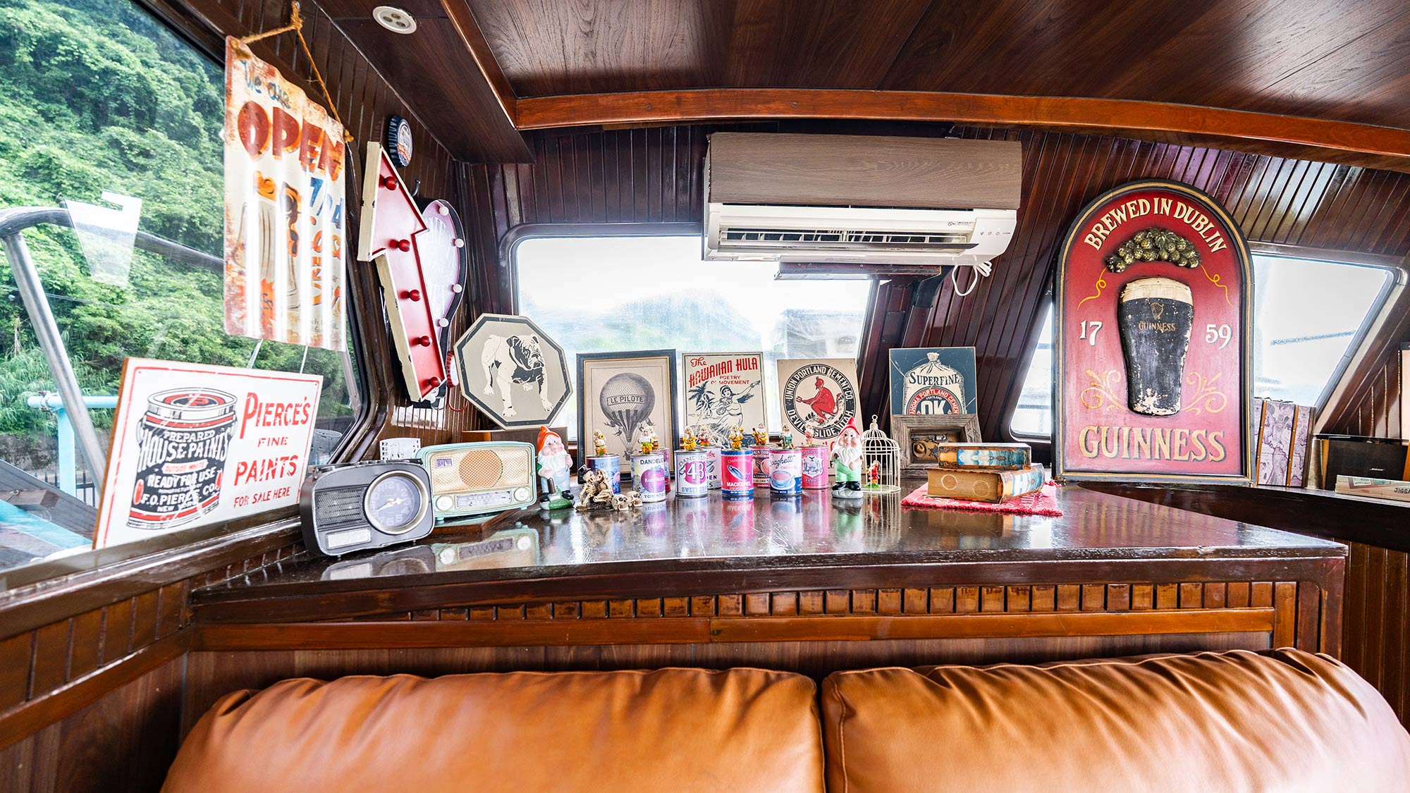 ・【クルーザー・ブラックパール】個性的なインテリアで心も弾みます