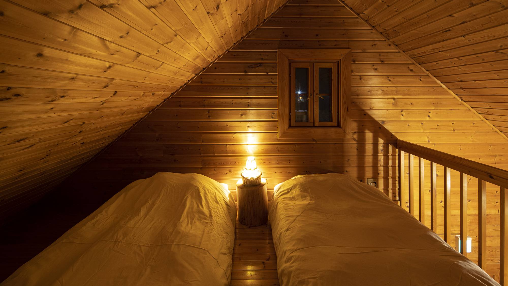【2F/ベッドルーム】落ち着いた雰囲気の空間でごゆっくりとお休みください。