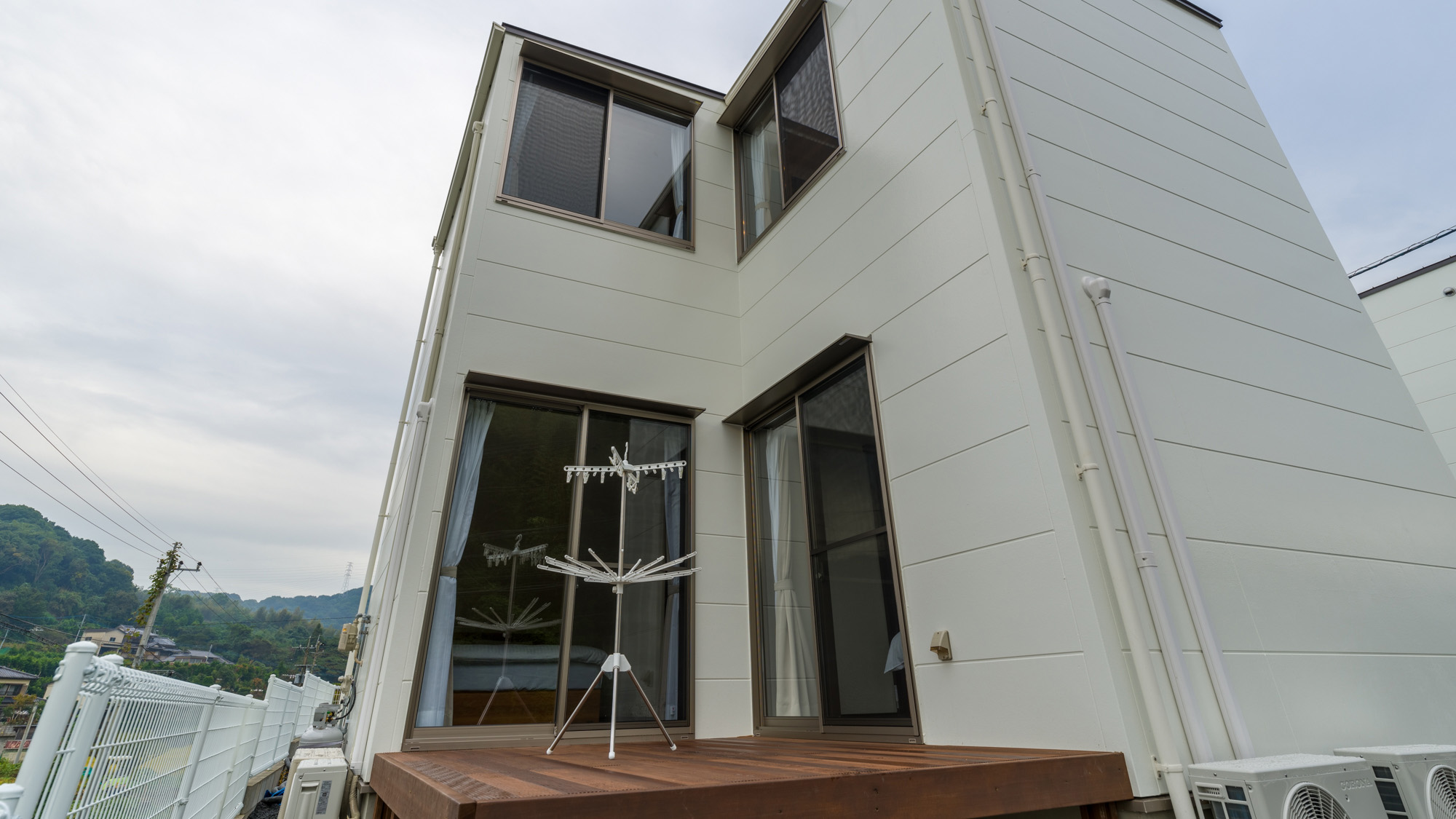 ・【テラス】洗濯物を干せるので、グループ旅行や長期滞在も快適にお過ごしいただけます