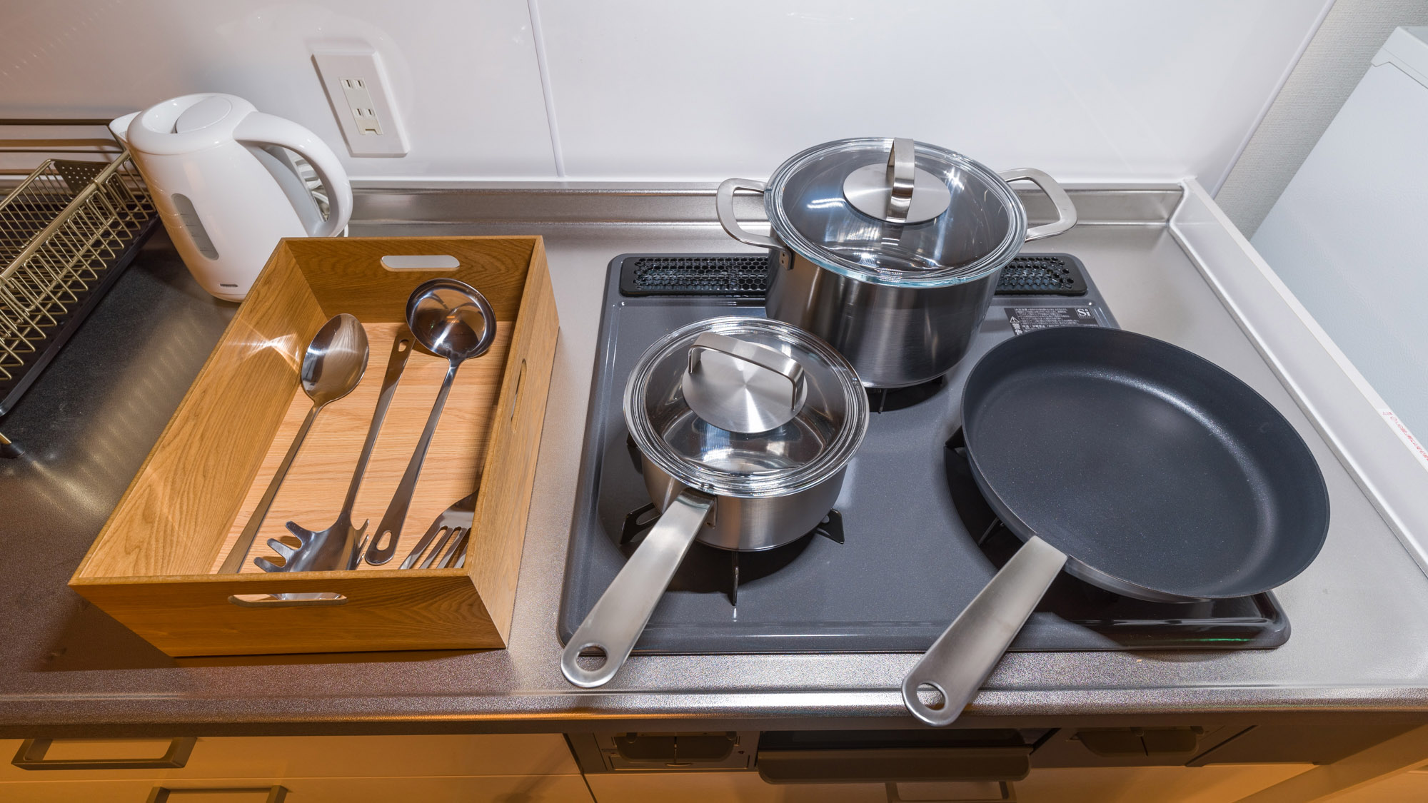 ・【キッチン】3口コンロ付きの広々としたキッチンで、快適に調理を楽しめます