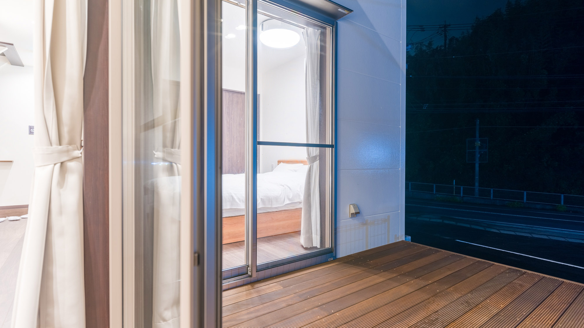 ・【テラス】開放感のあるテラスで心地よい夜風を感じながらゆったりとお寛ぎください