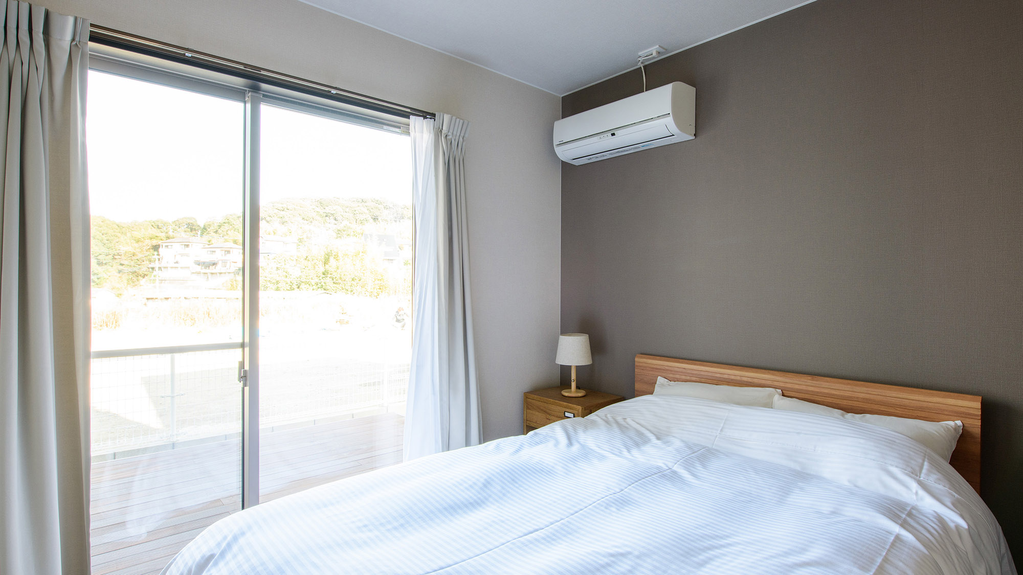 ・【ベッドルーム】ベッドのそばに窓があり、部屋に差し込む明るい陽で気持ちのよい朝をお迎えください