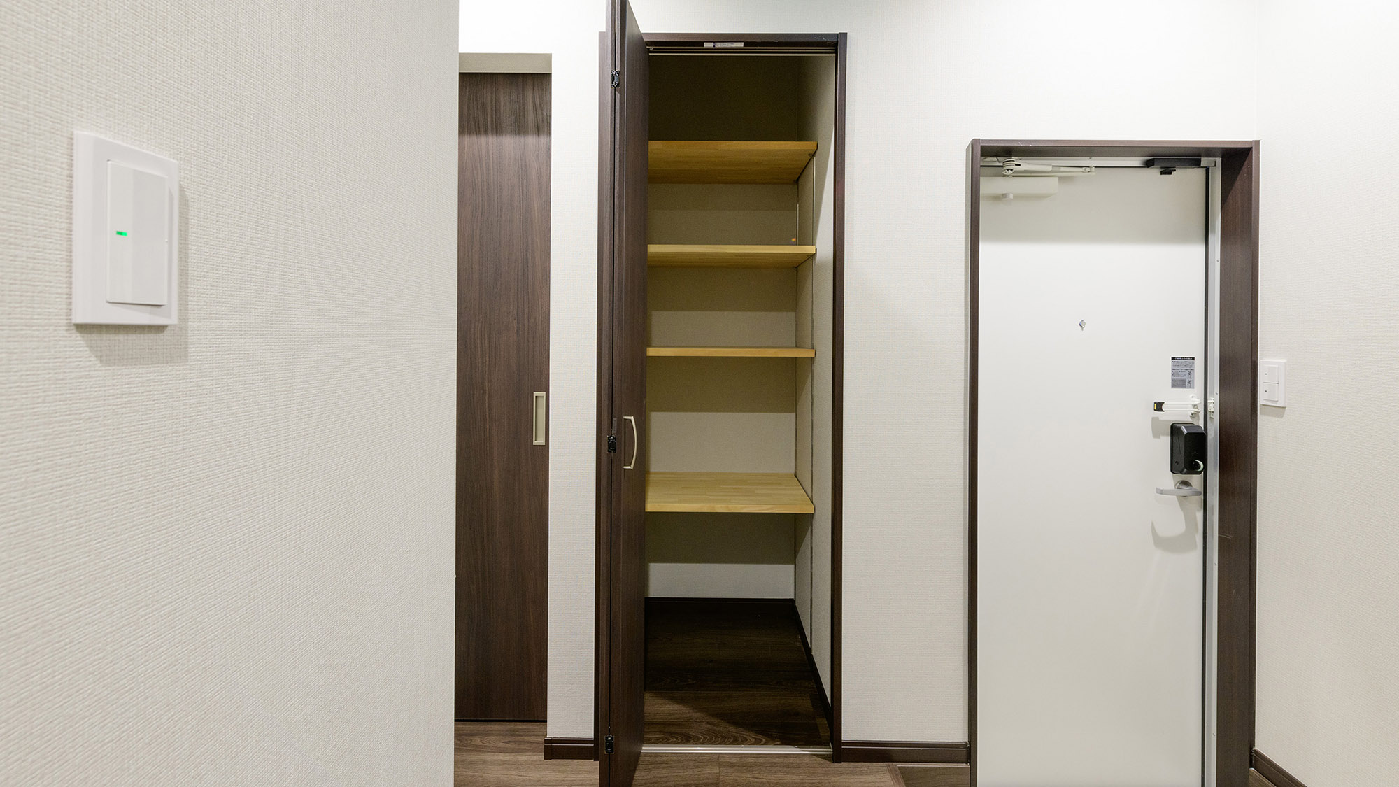 ・【玄関】シューズクローゼットがあるので、大人数での滞在でも靴をすっきり収納できます