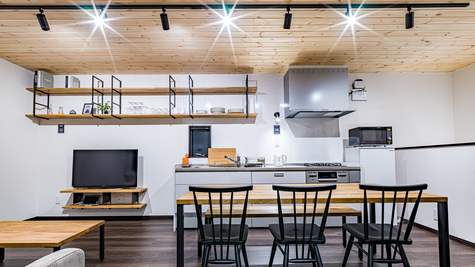 ・【キッチン・リビング】リビングスペースはフローリングから収納棚に至るまで天然無垢材を使用