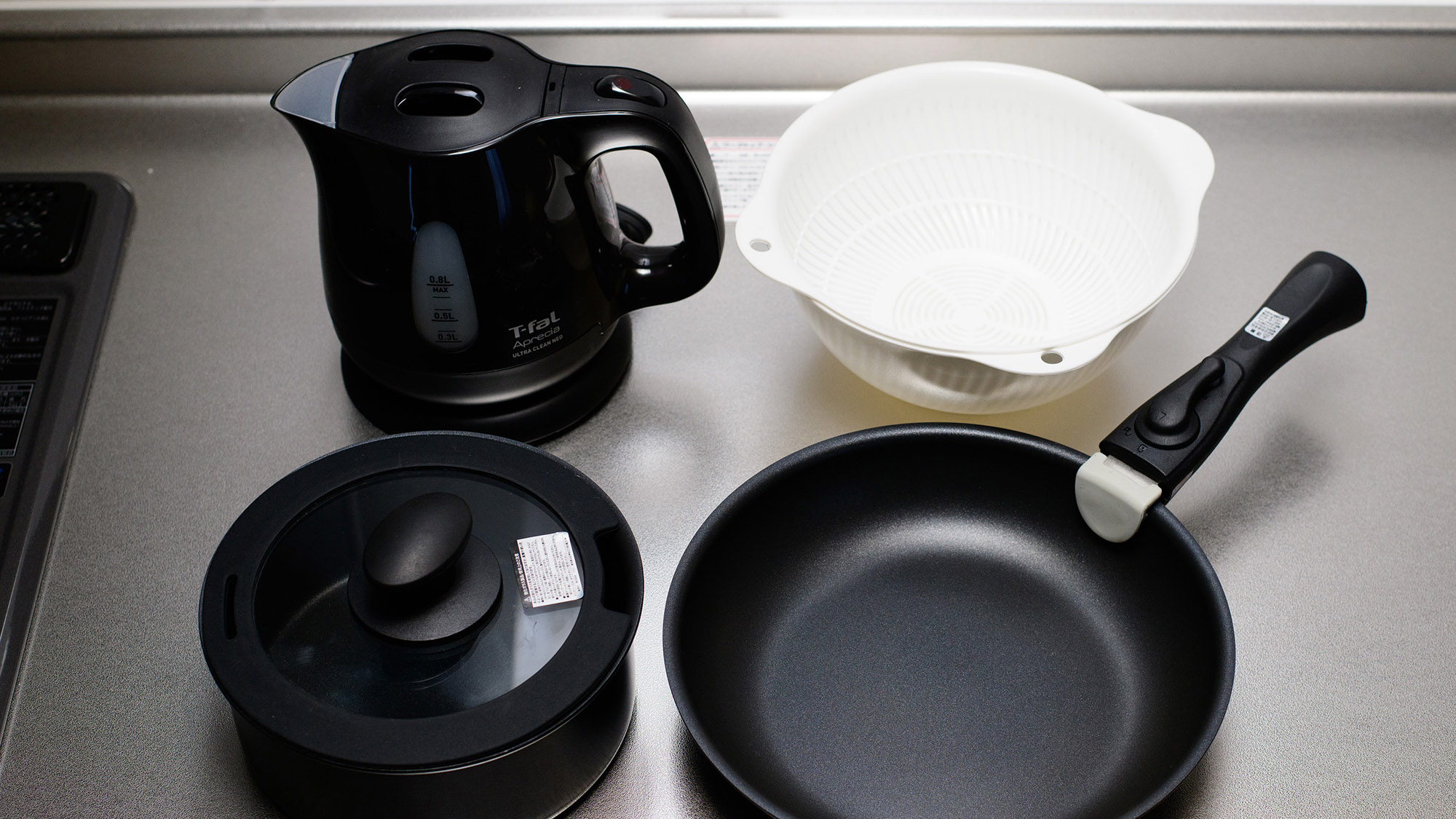 ・【キッチン】取っ手がとれる鍋＆フライパン、電気ケトルなどの調理道具をご用意しております