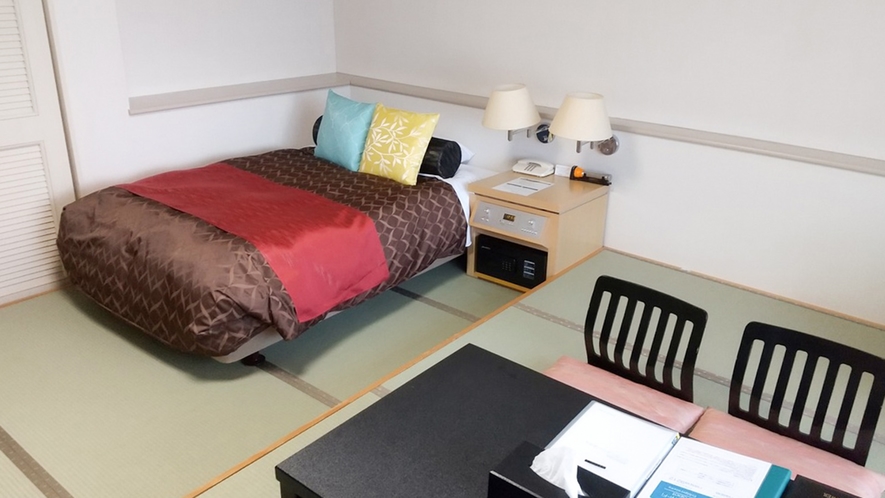 ・【和洋室/37平米】畳でのびのび過ごして、夜はふかふかのベッドで眠れます♪