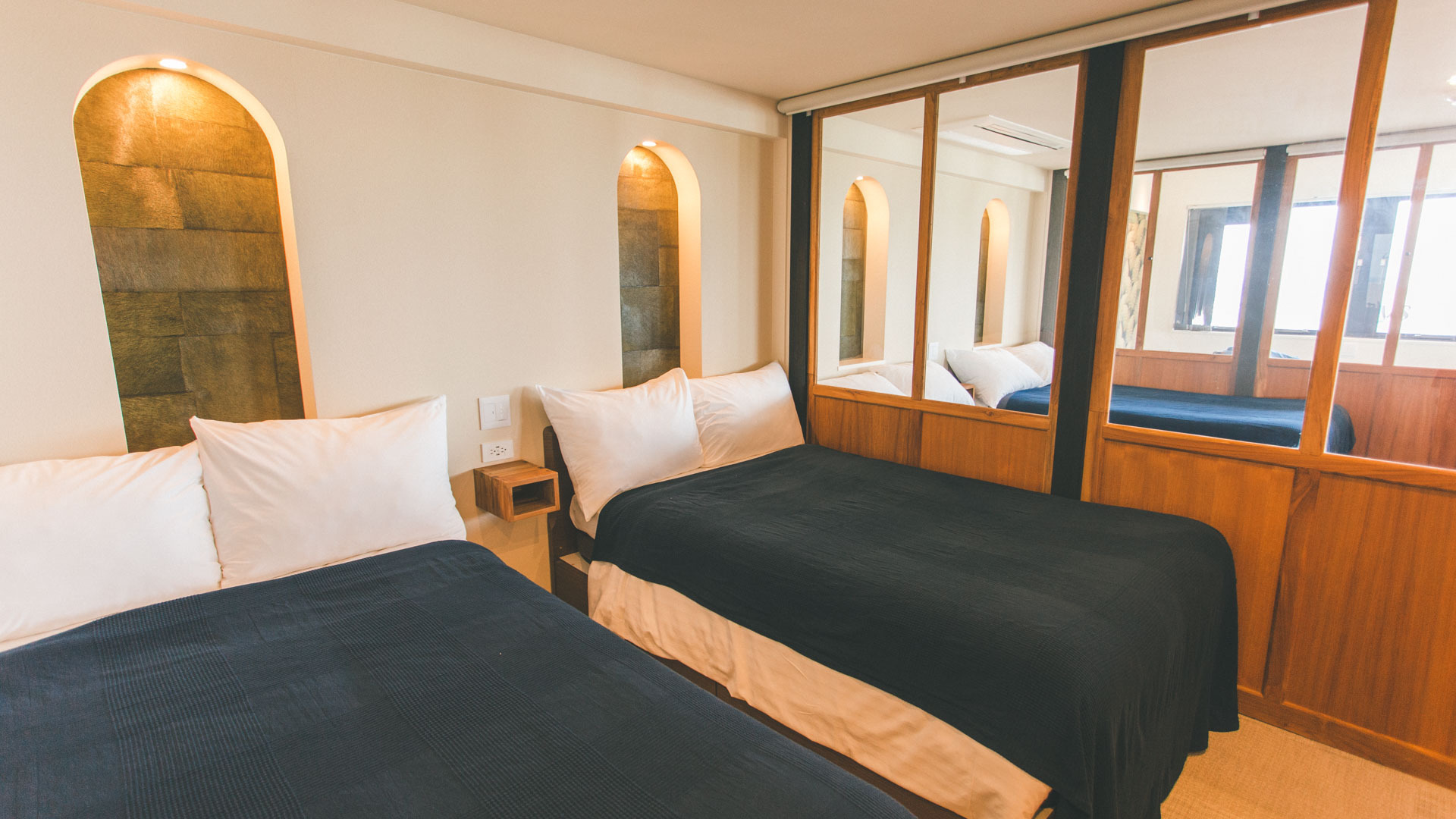 セミダブルベッドが合計６台ございます。