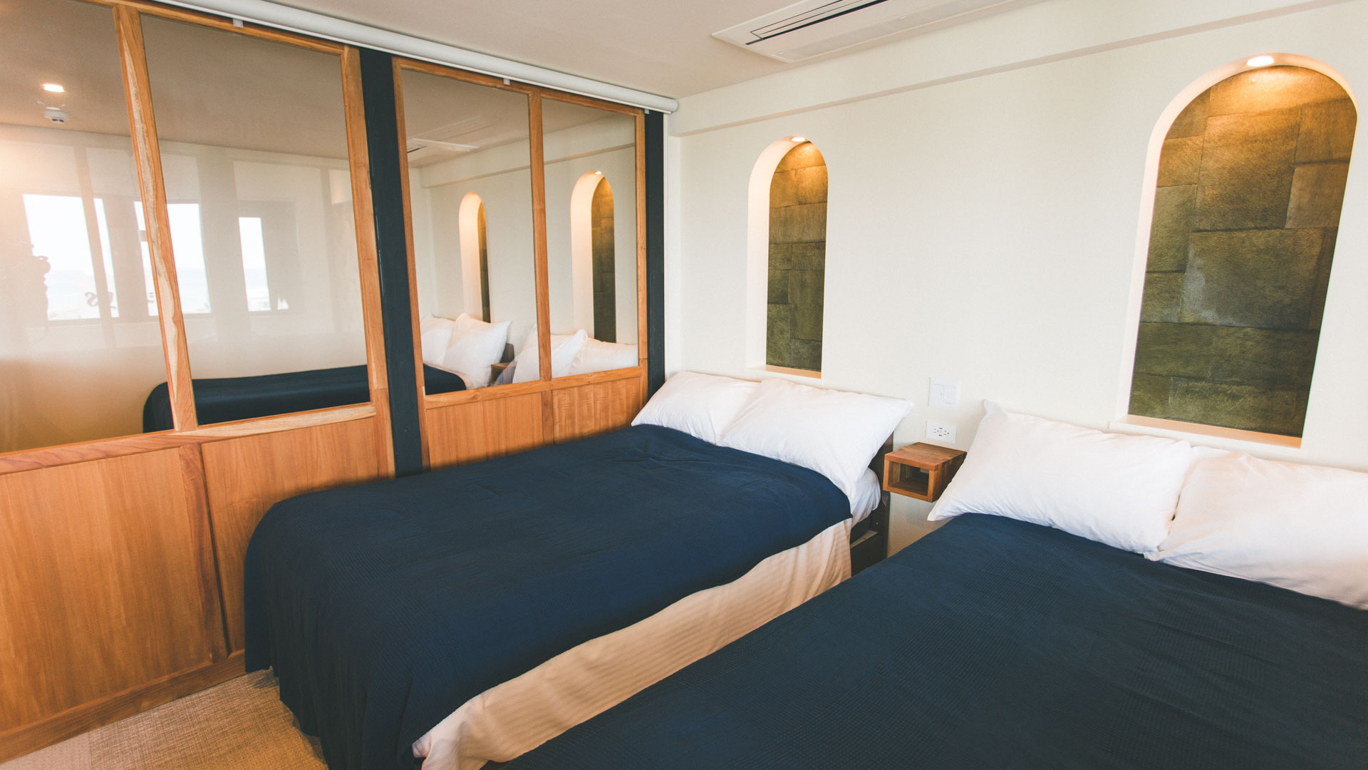 長浜-NAGAHAMA-　個室寝室２つ、計６台のセミダブルベッド