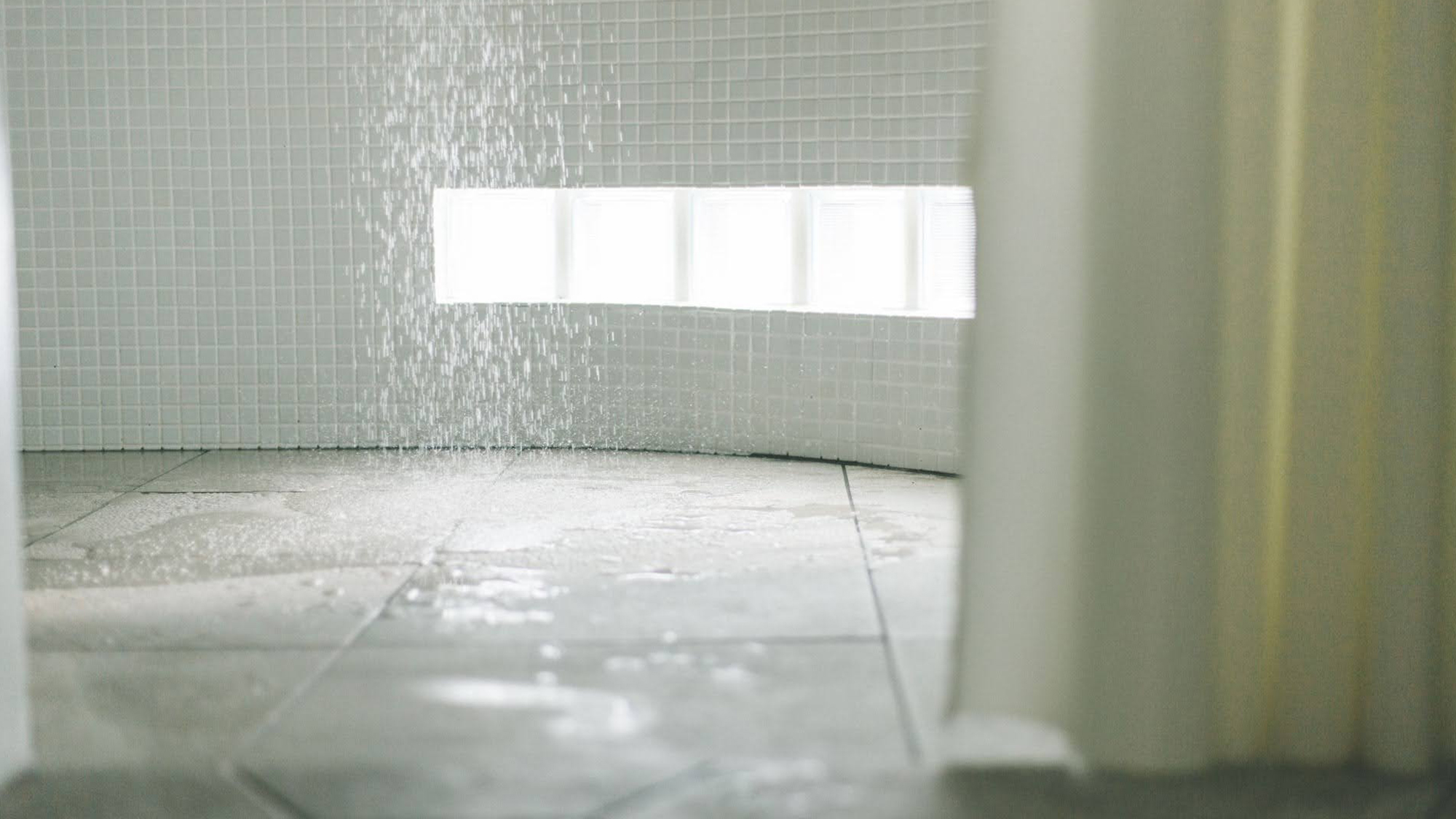 水が反射してキラキラ煌めく特別なシャワータイム