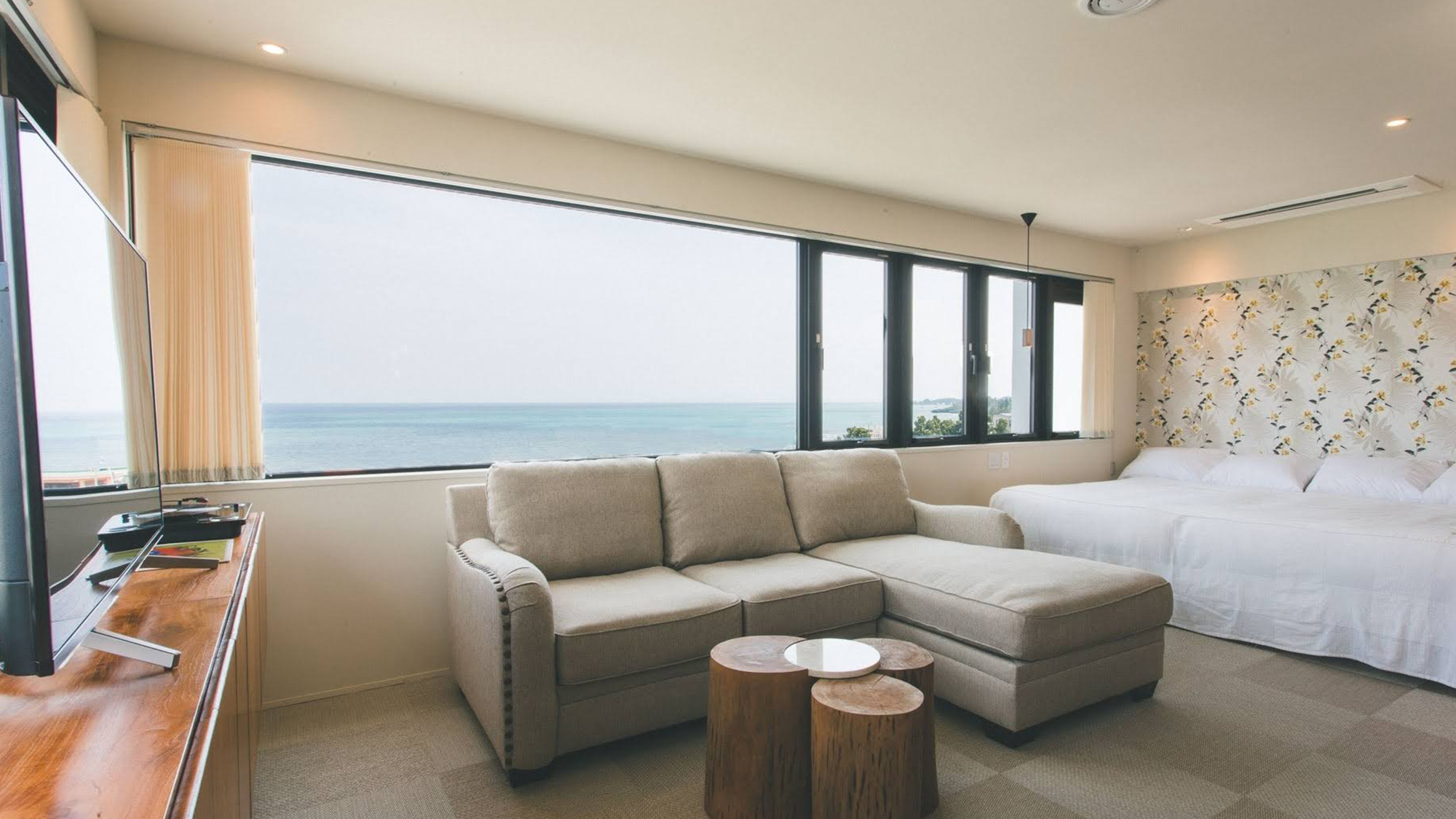 東シナ海のブルーグラデーションをお楽しみください