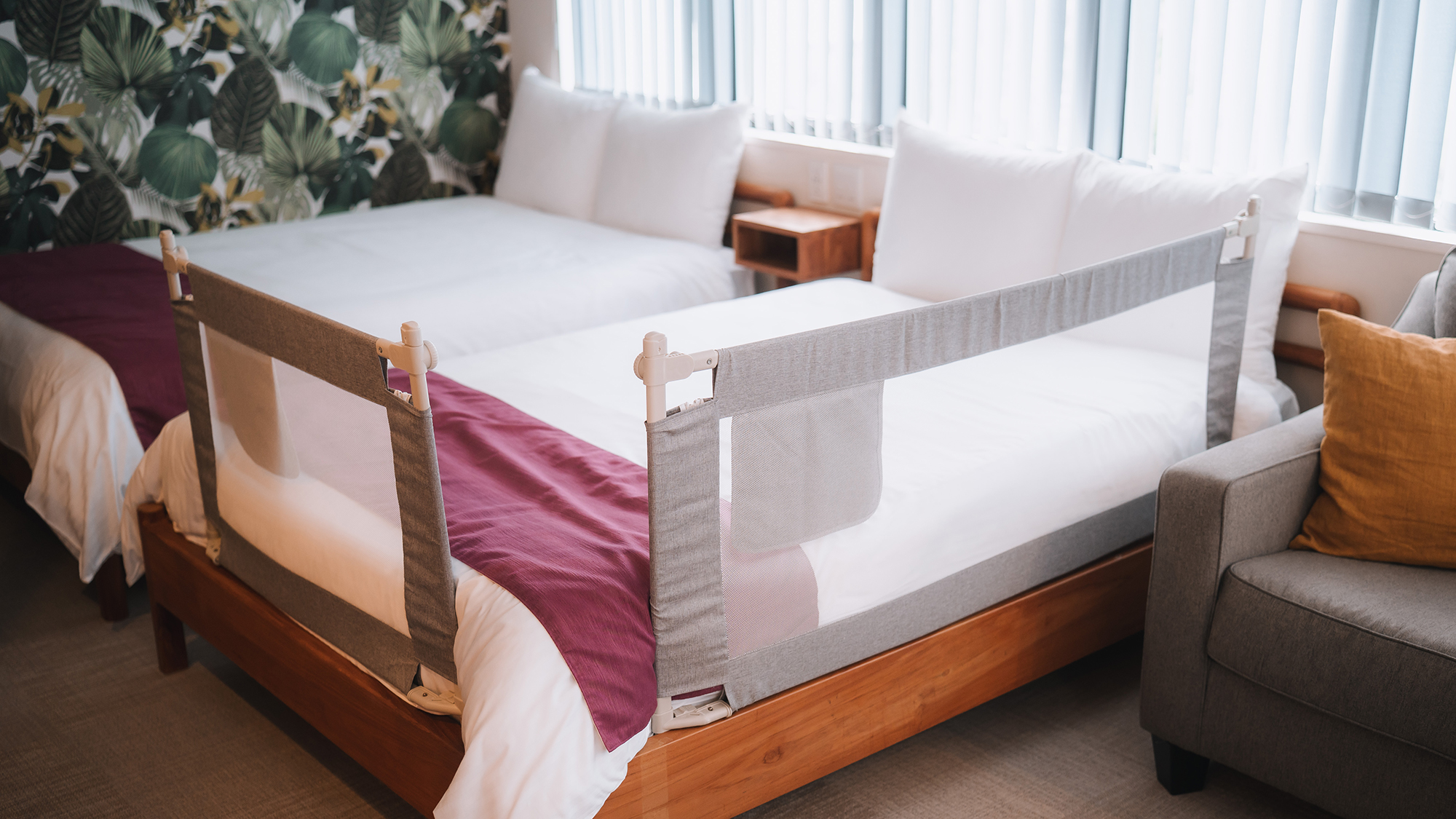 お子様用ベッドガードのご用意がございます。事前にお申しつけください。