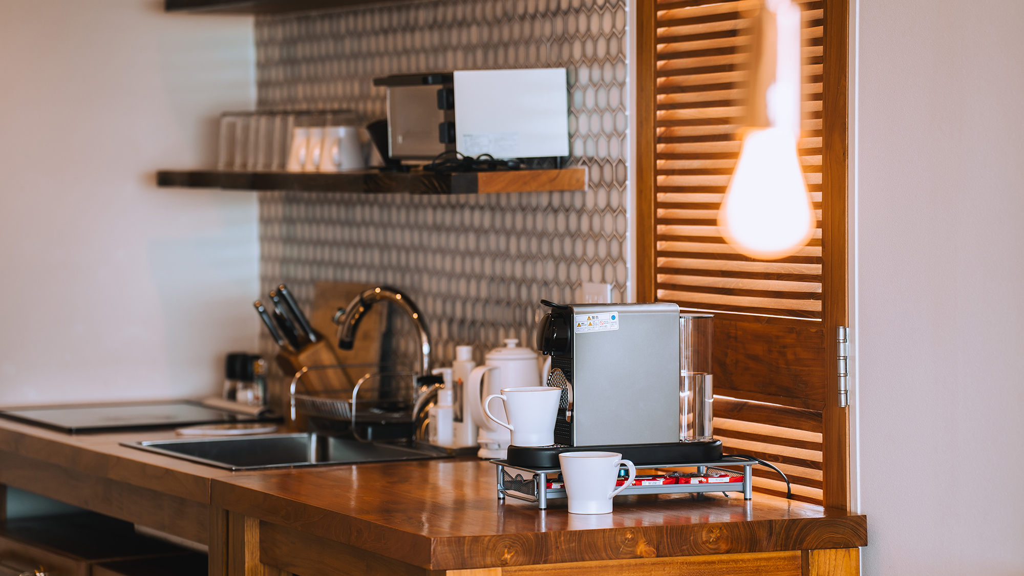 <キッチン>IHコンロ、食器類、調理器具、炊飯器、電子レンジ、炊飯器完備