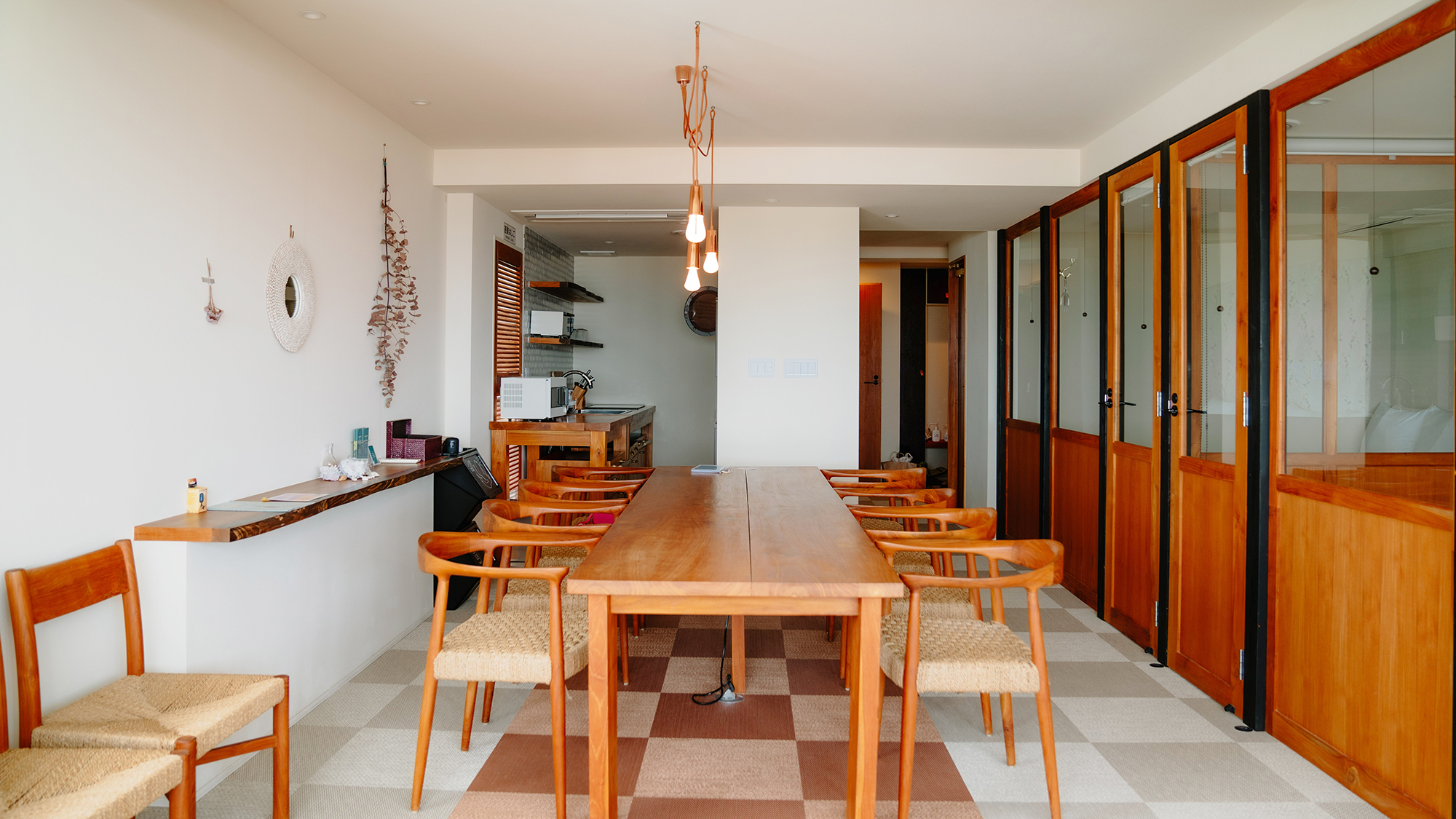 旅で語り合ったり団欒していただくために造ったダイニングテーブルです。