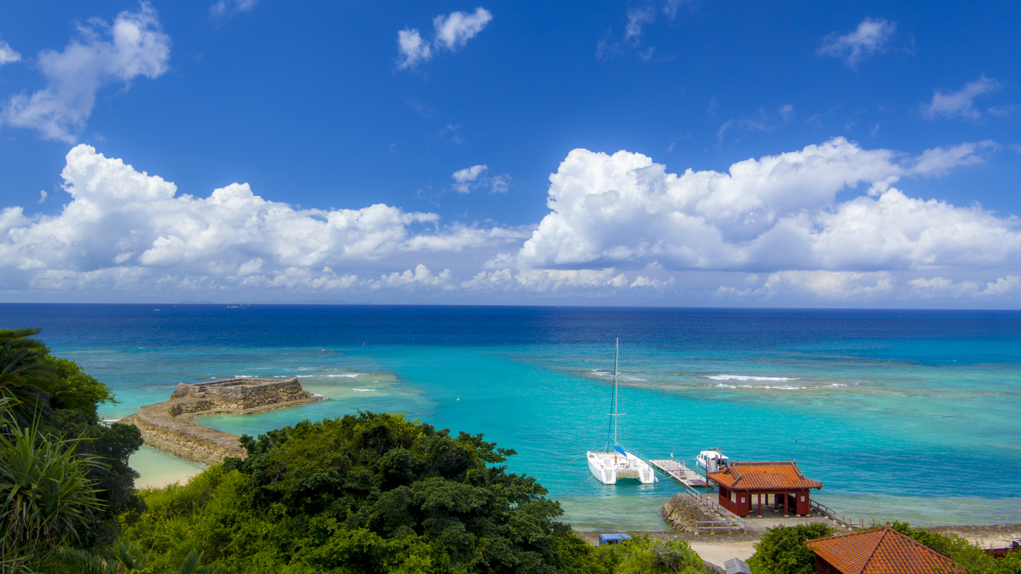 Gala青い海から見える三重城（みーぐすく）のレプリカ（お車で9分）