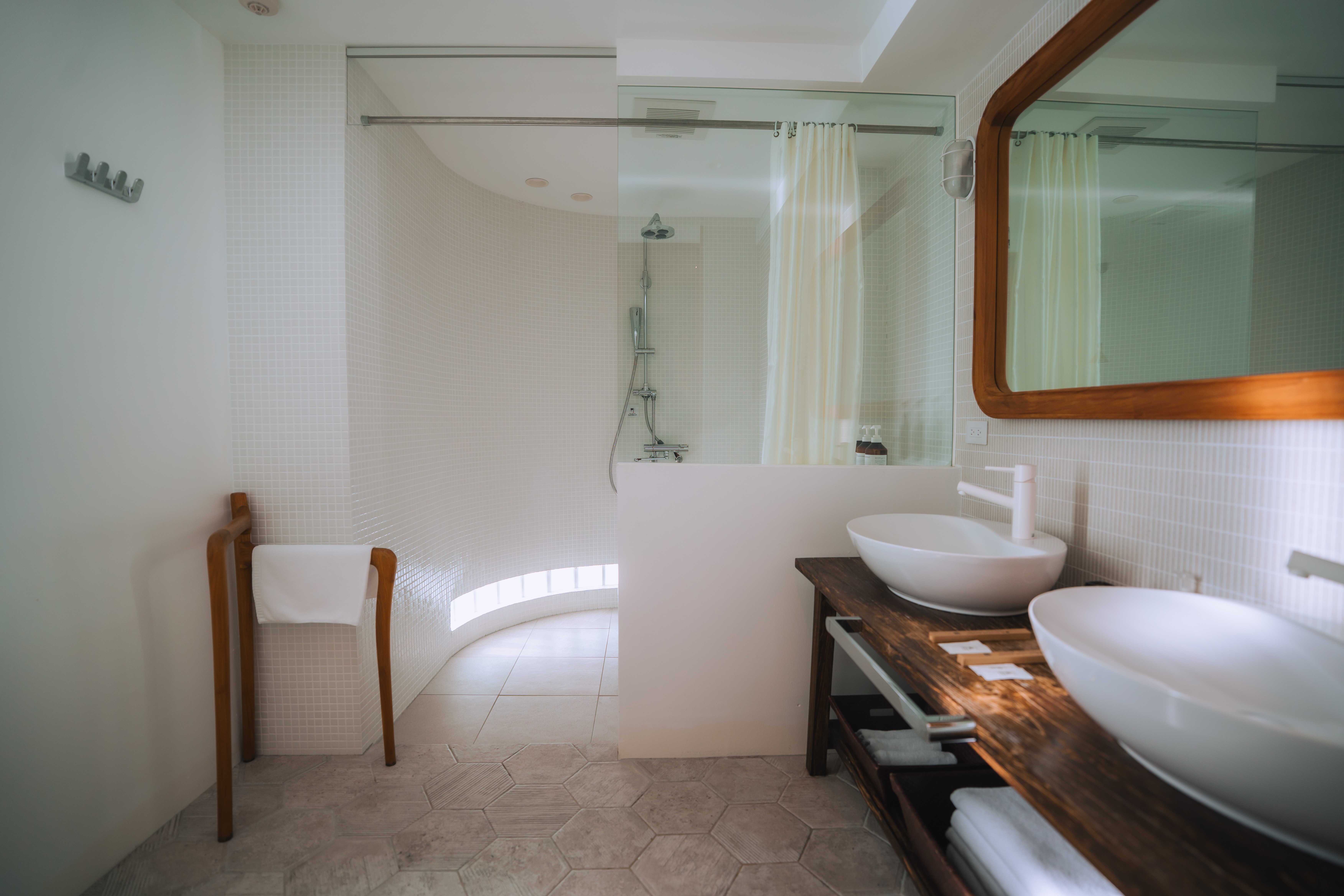 メインシャワーバスルーム　洗面が２つございます。※バスタブはございません