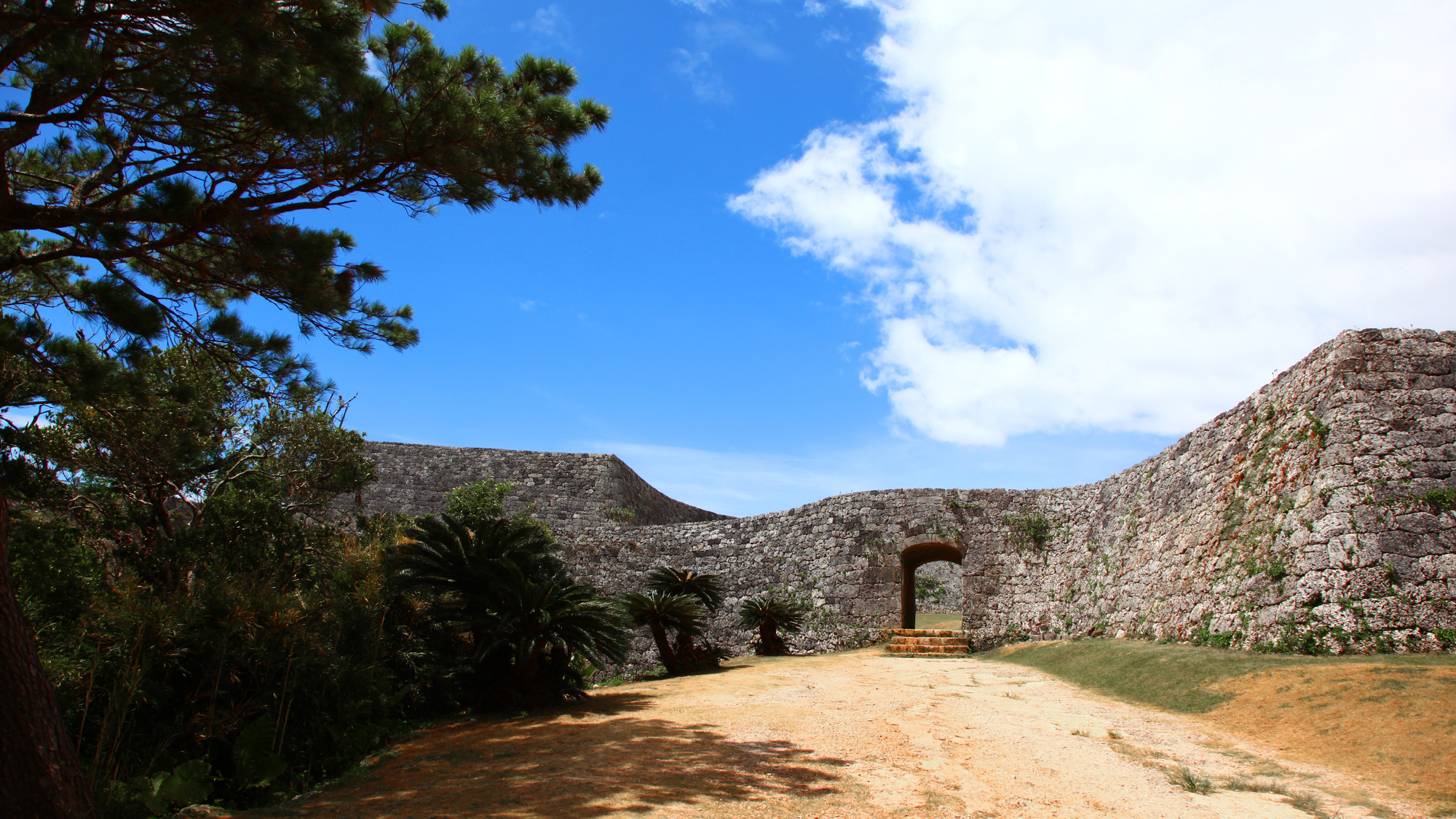 世界遺産・座喜味城址（お車で3分）琉装フォト撮影がおススメ※要予約