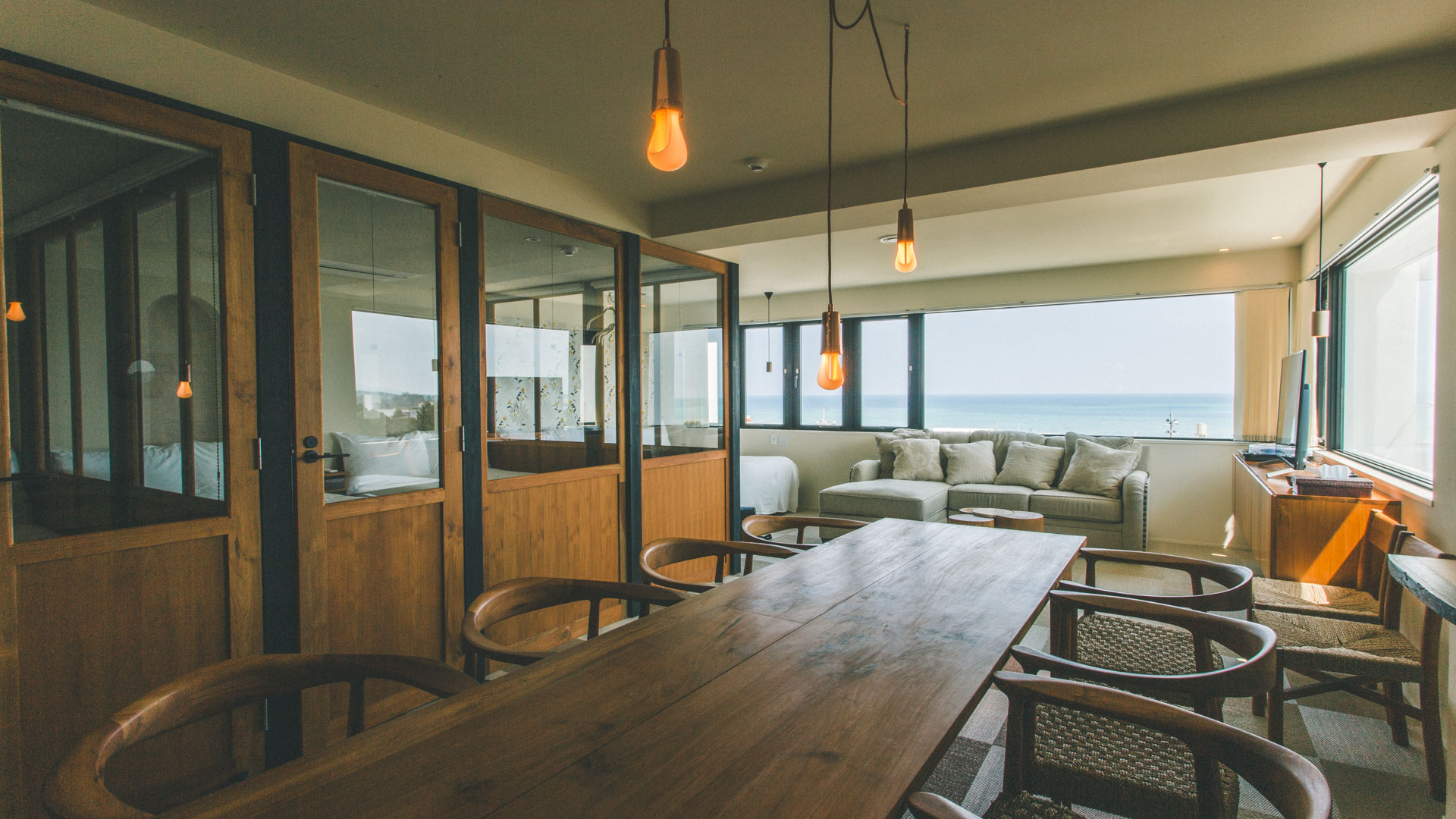 ８人掛けのダイニングテーブル。椅子は計１０脚ございます。