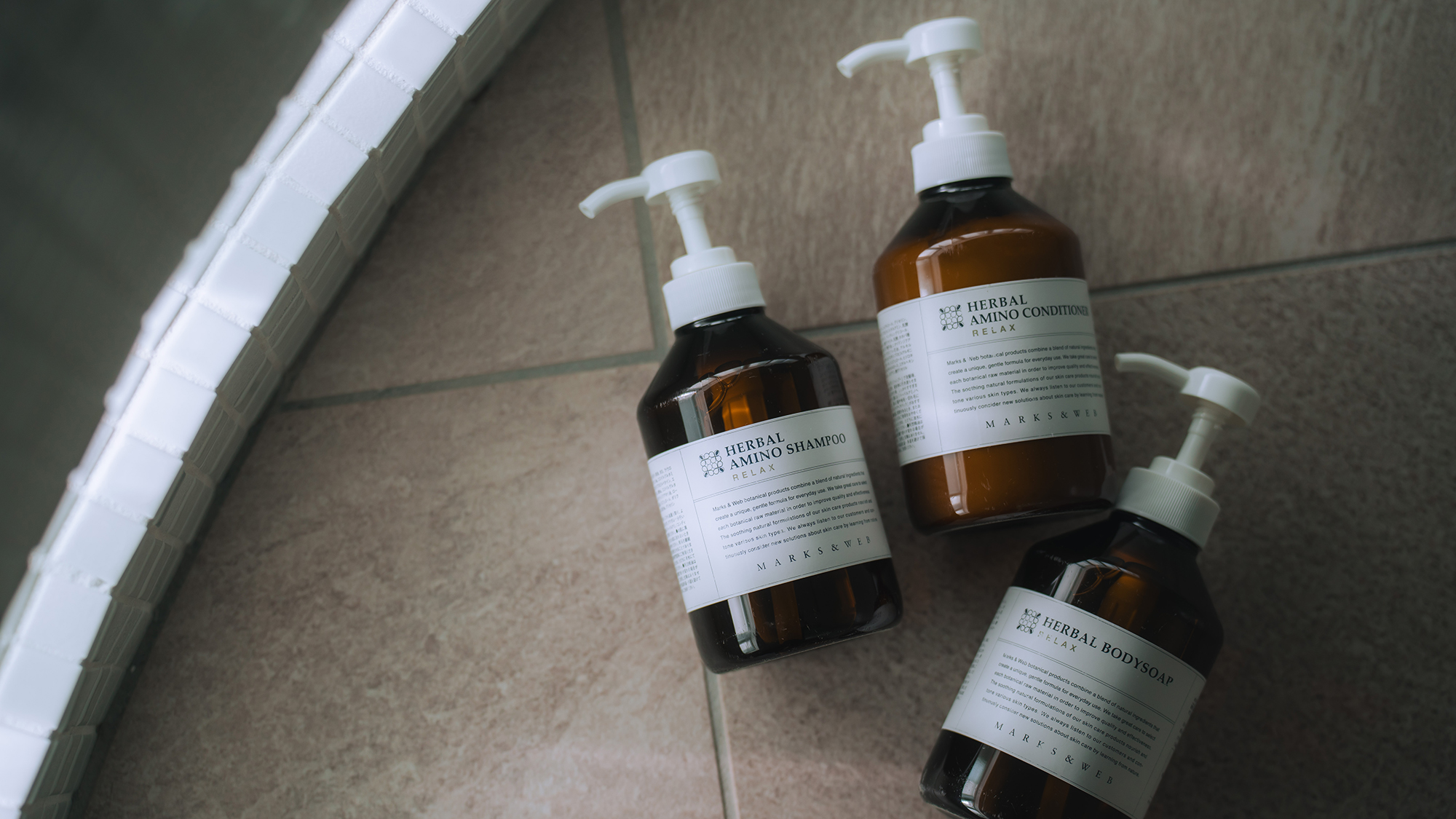 自然光の優しい光や煌めきが演出するバスルーム