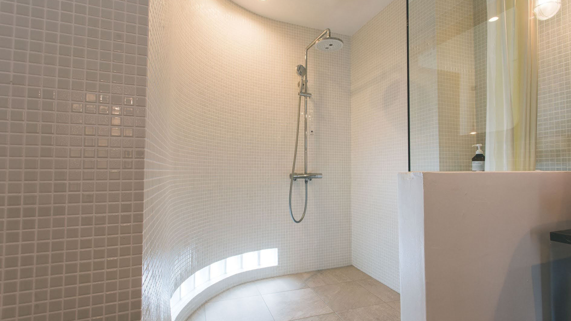 可動式シャワーフックでバリアフリーに対応しております。