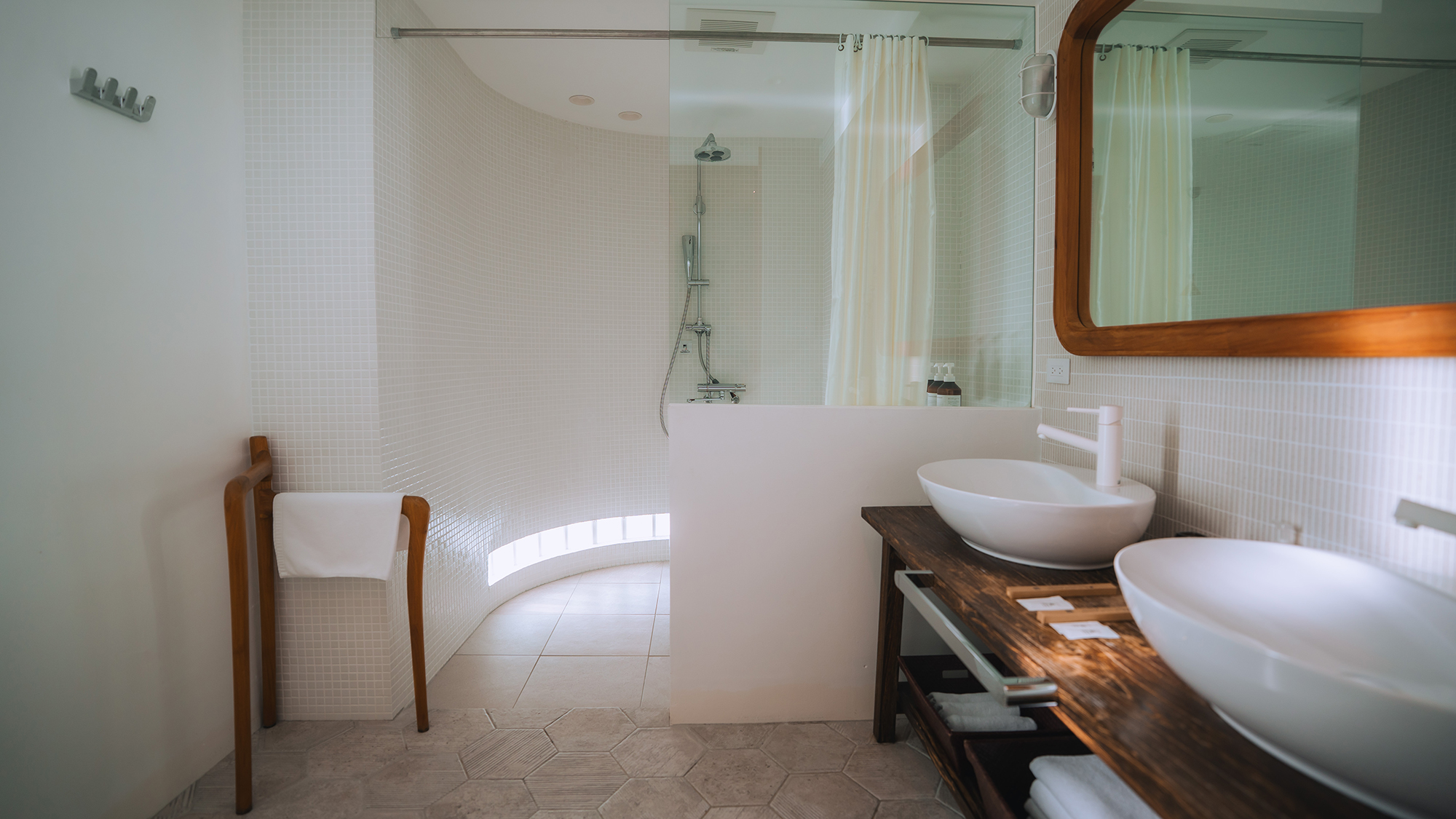 メインバスルームには、洗面台が２つございます。※シャワーのみ。バスタブはございません。