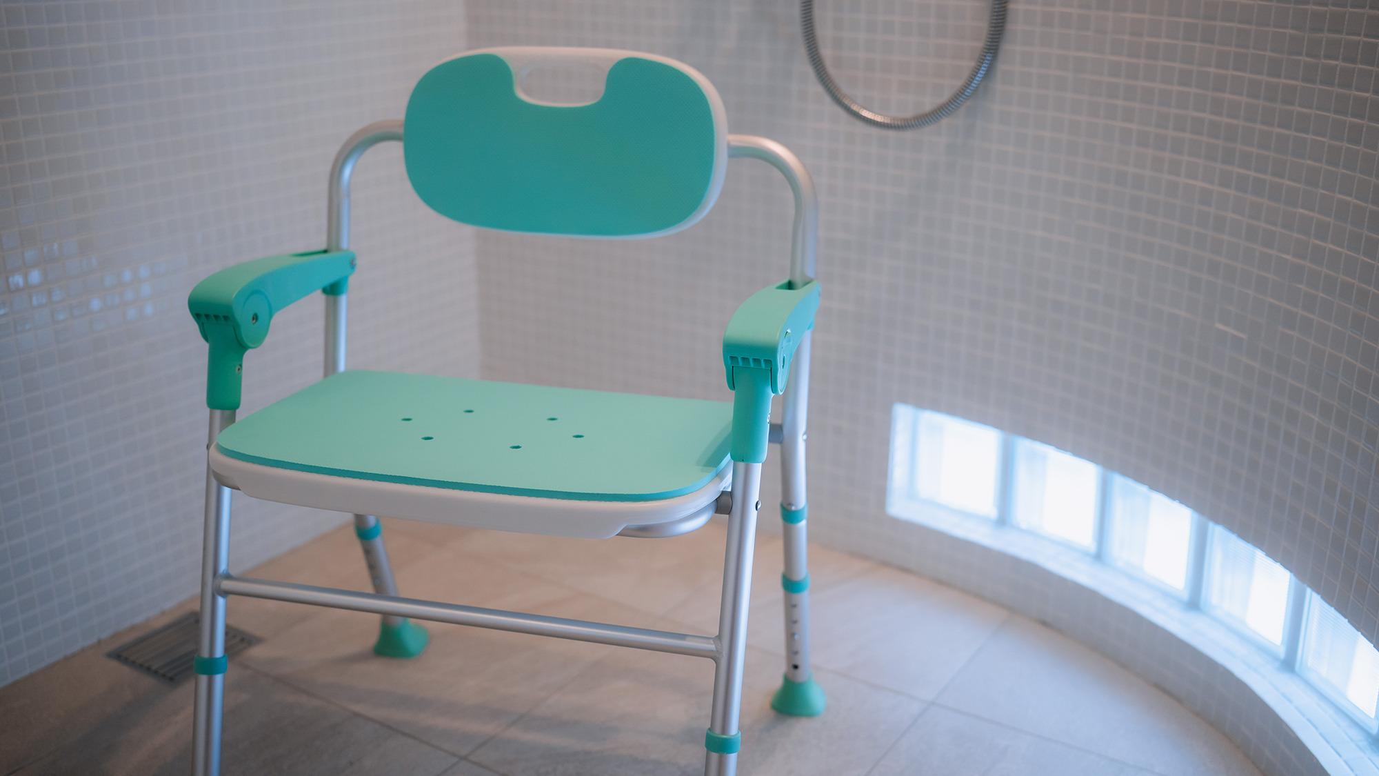 補助用シャワーチェアのご用意がございます。事前にお申しつけください。