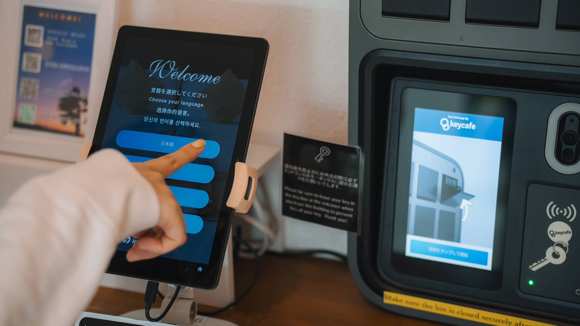 21：30までタブレットの電話ボタンからスタッフのビデオ通話で対応しております。