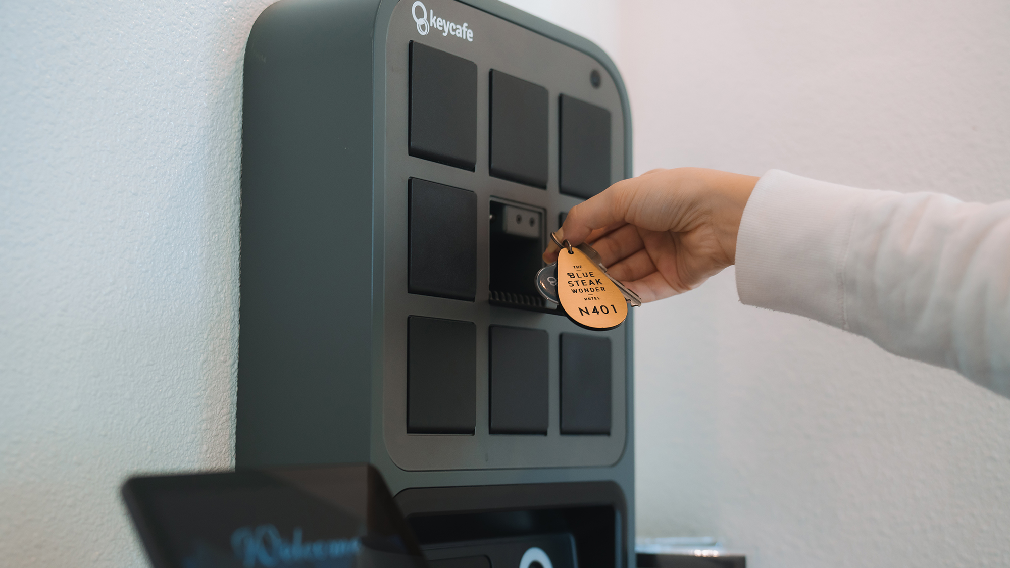 キーボックスのパネル操作で、滞在中の鍵のお預けが可能です。