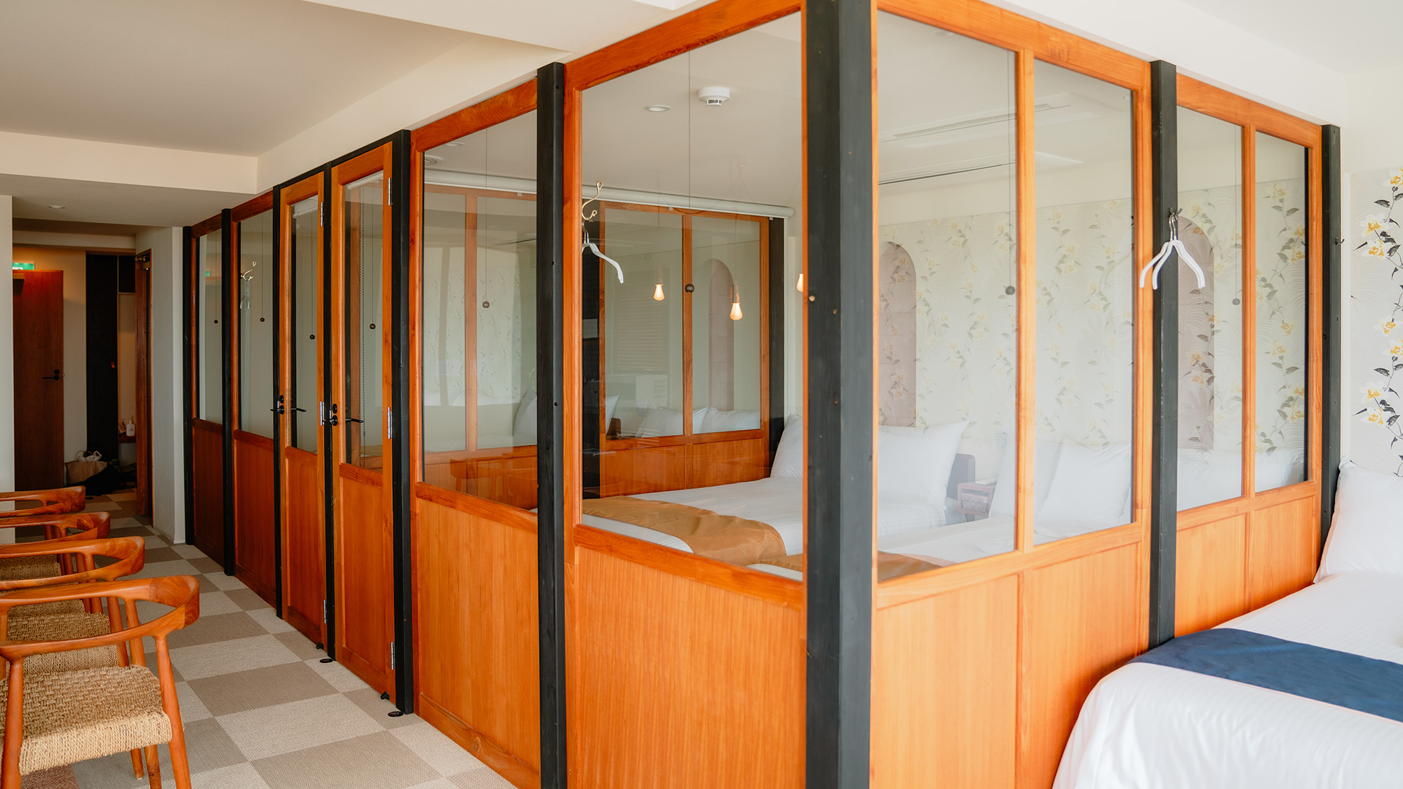 個室寝室が２つございます。ベッドは計６台。