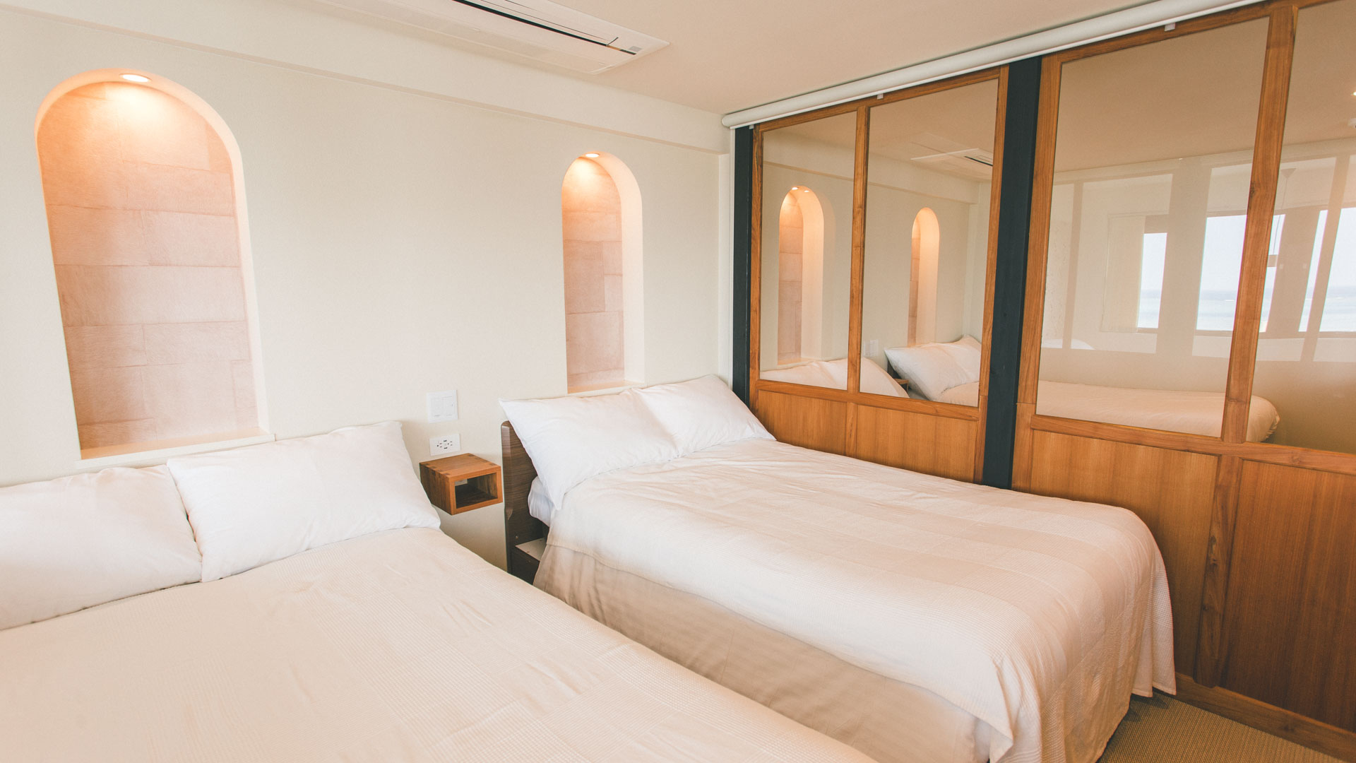 個室寝室１（セミダブルベッド２台）