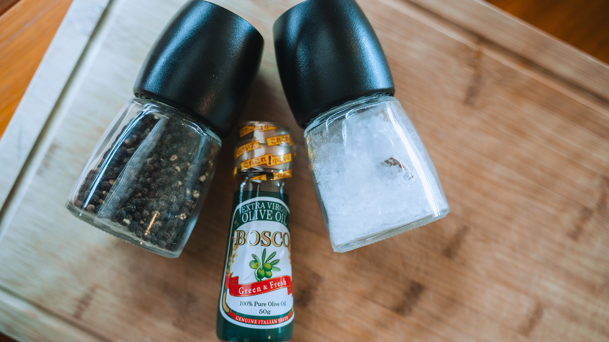 調味料（塩・コショウ・オリーブオイル）がございます。