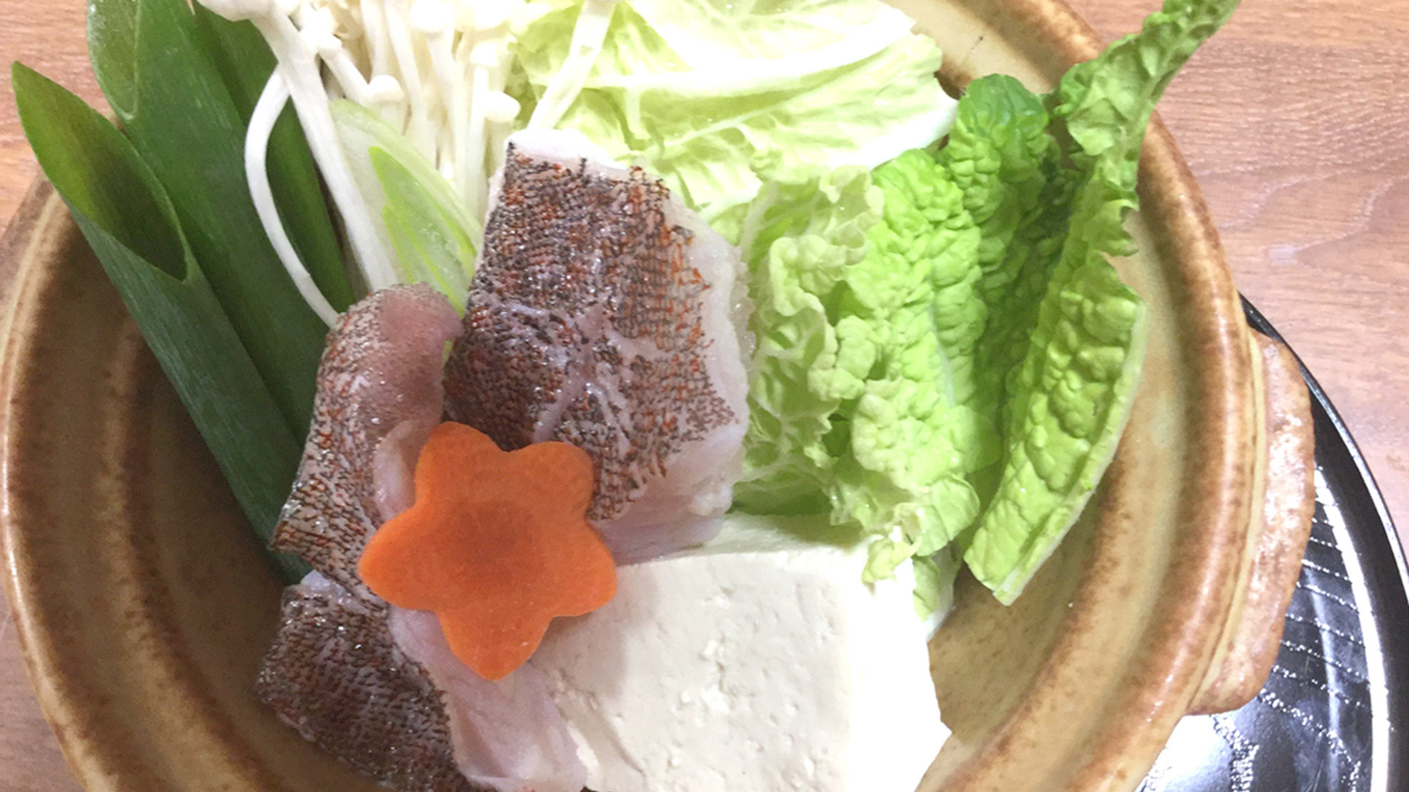 【夕食一例】シンプルに魚介の旨味溢れるお鍋。プリプリの身がたまりません！