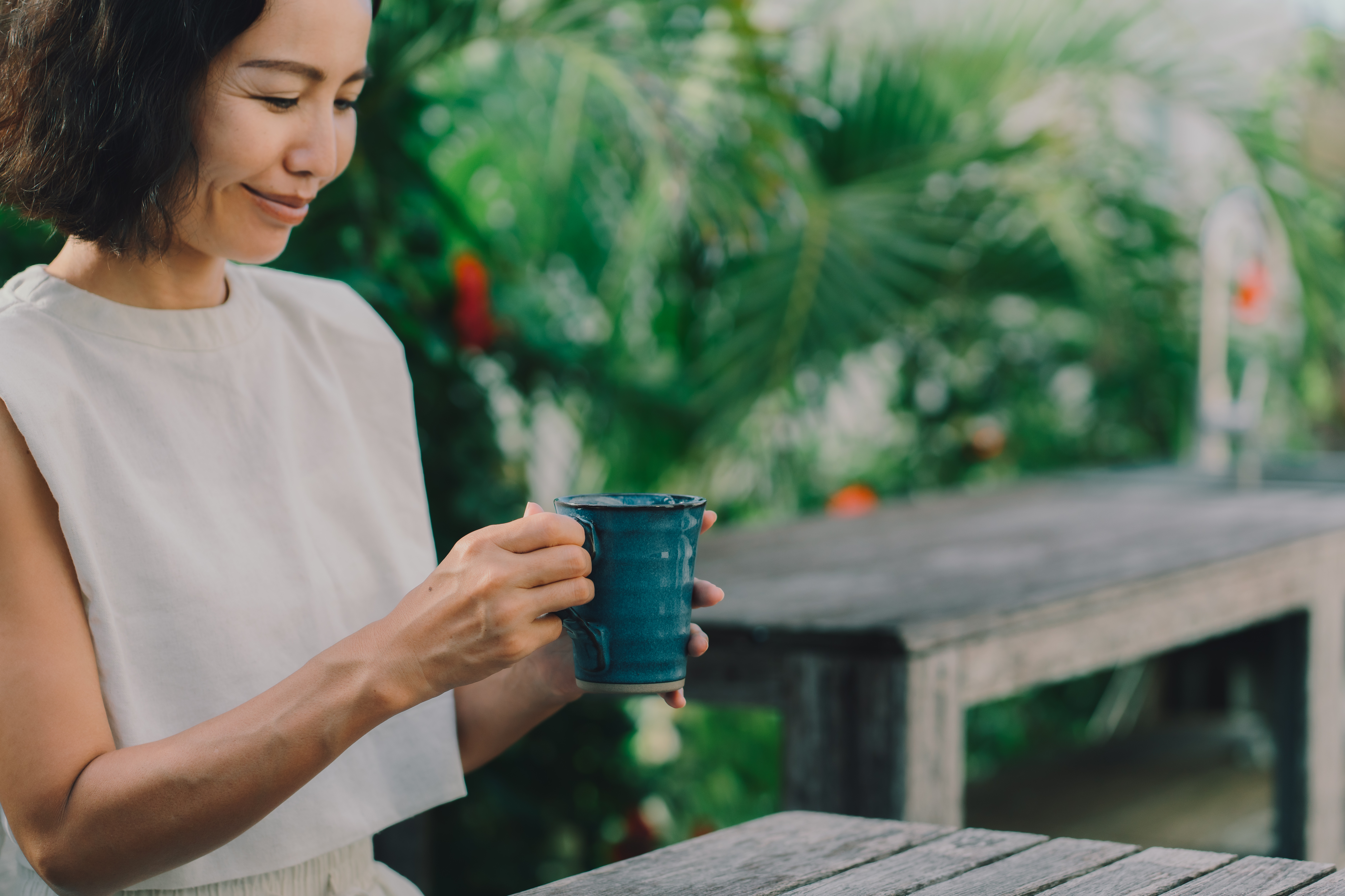 イメージ / ウッドデッキで自然を眺めながらコーヒータイム