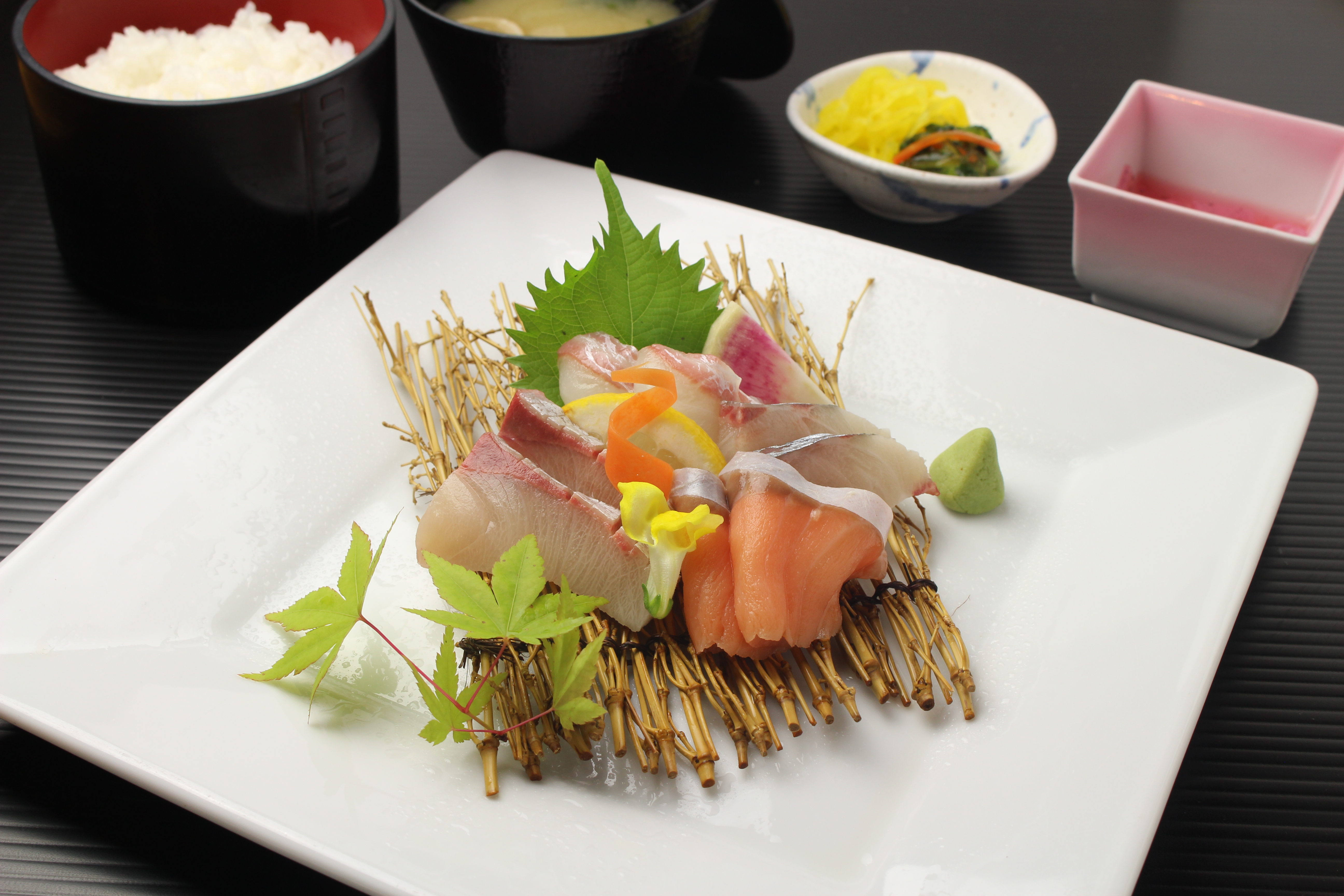 湯来サーモン(サクラマス)は鮮度抜群！アトランティックサーモンなどに比べ川魚ならではのさっぱりとした上品な脂が特徴です。