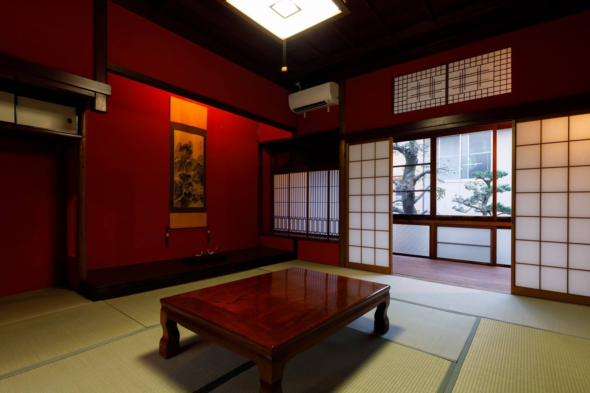 朱色の間