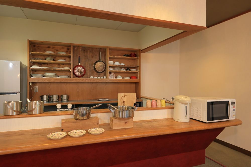 Kitchen Room/自炊キッチン：IHコンロや電子レンジ、冷蔵庫や食器等もご利用可能。