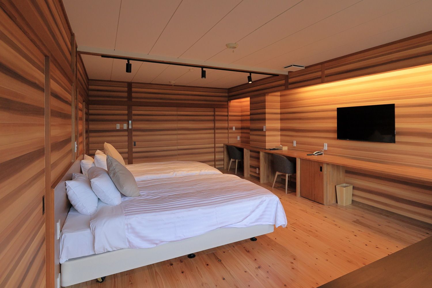 Wood Room/ウッドルーム：自然豊かな雰囲気を取り入れ、木のぬくもりを感じられるお部屋です。