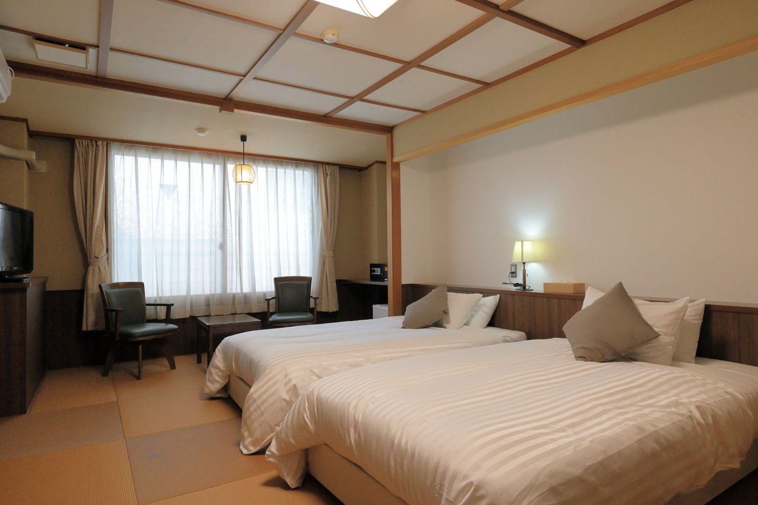 Adatara Room/アダタラルーム：畳のお部屋にセミダブルベット。落ち着いた雰囲気でお過ごし頂