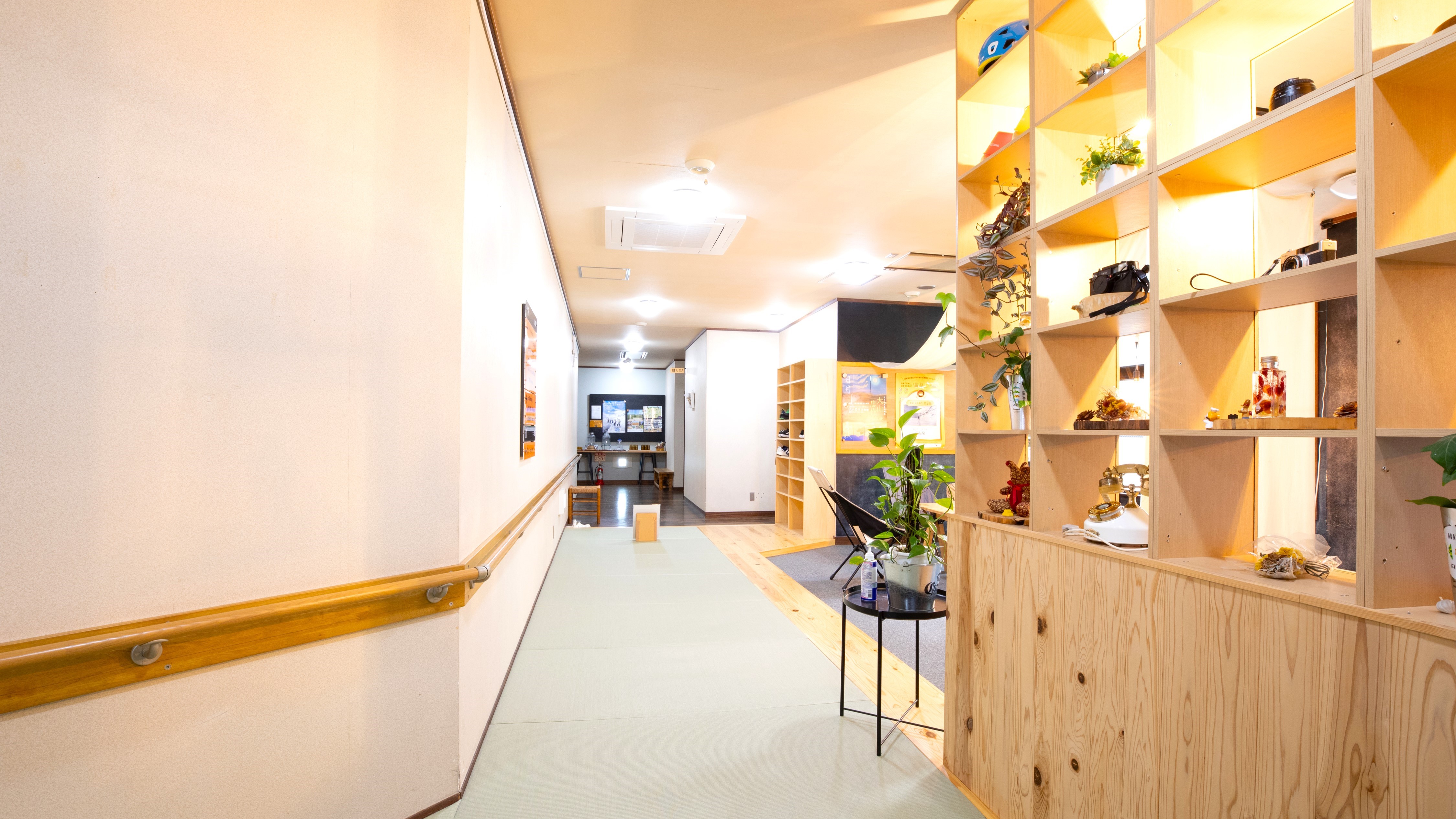 To the Lobby / 突き当りを曲がればロビー・フロントに到着（靴を履いてください）