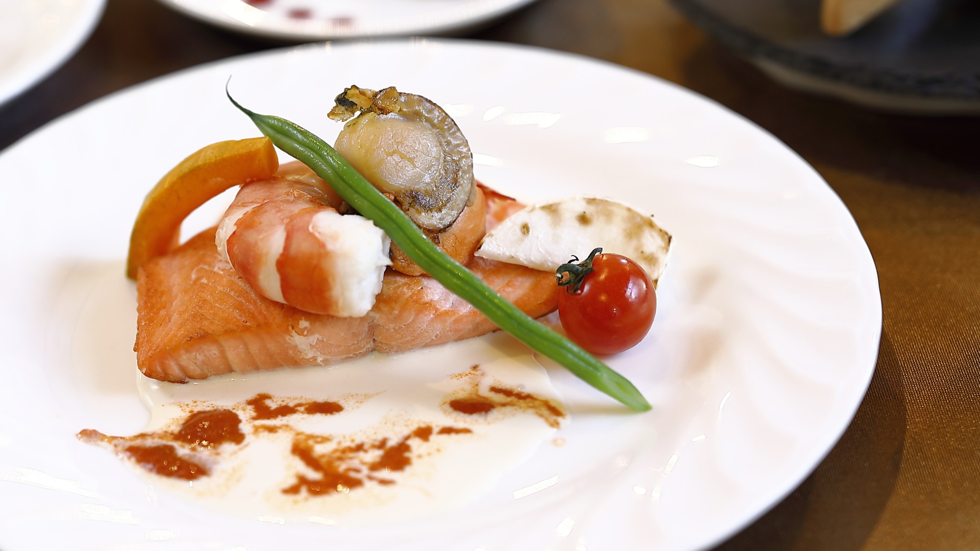 Dinner/メイン：食べ応えありの白身魚のロースト。※魚種は季節・仕入れによって異なります。