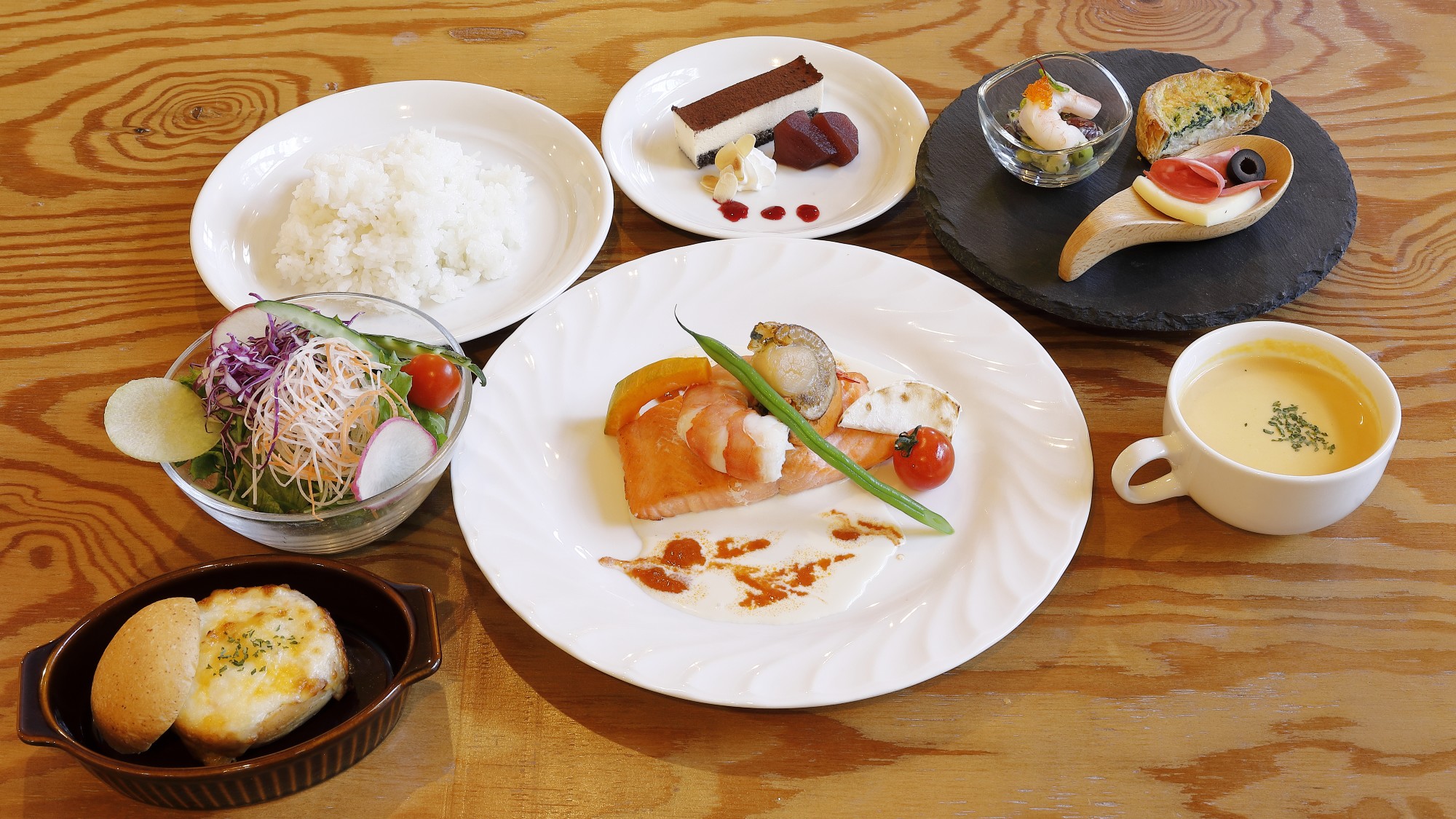 Dinner/メイン：肉厚な白身魚のローストの洋食コース。※魚種は季節・仕入れによって異なります。