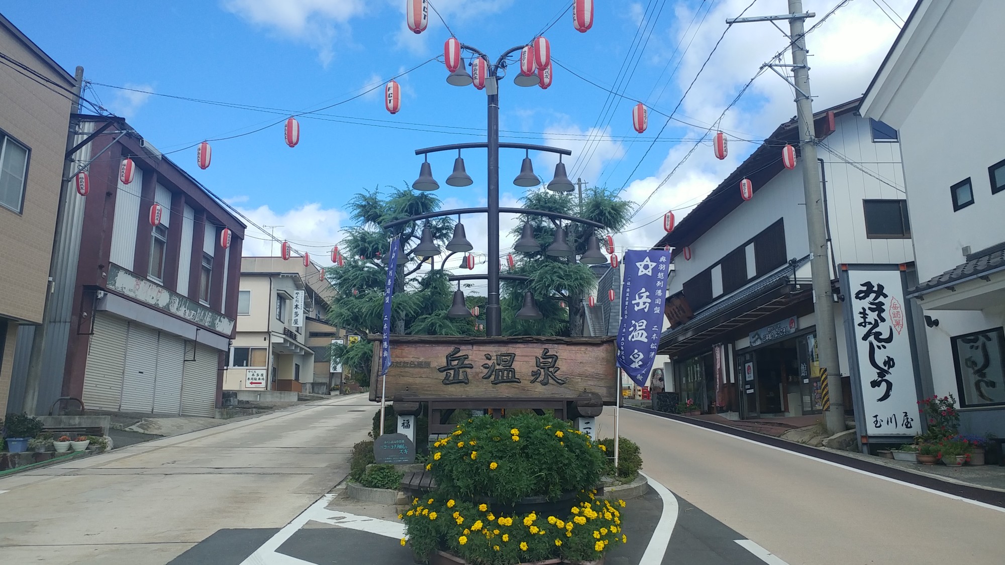 【岳温泉】メインストリートのシンボル。道の両脇には食事処、土産屋、宿などが立ち並びます。