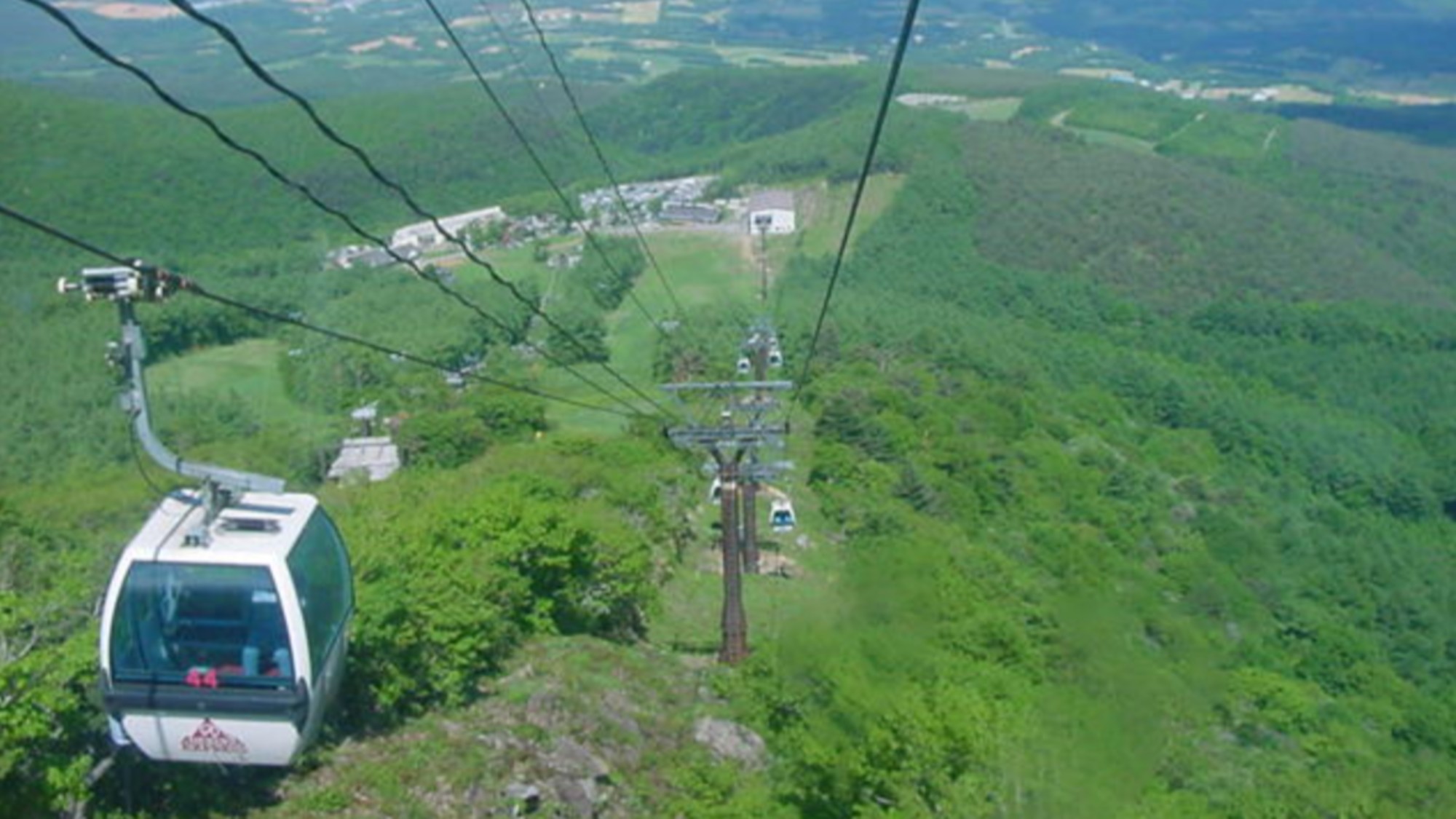 【ロープウェイ】10分間の空中散歩で眼下に街並みや安達太良連峰、吾妻小富士、蔵王連峰を見られる♪