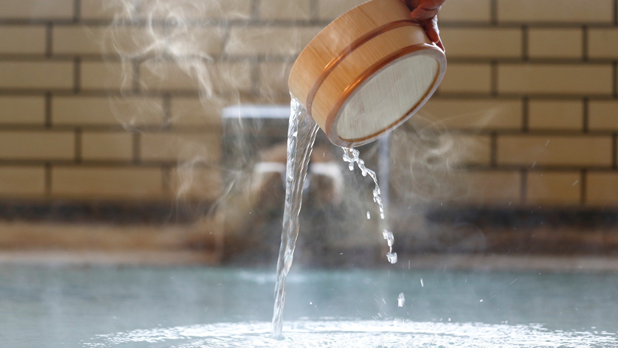 Hot Spring/温泉：滔々と流れる源泉を掛け流しにした贅沢なお風呂です。