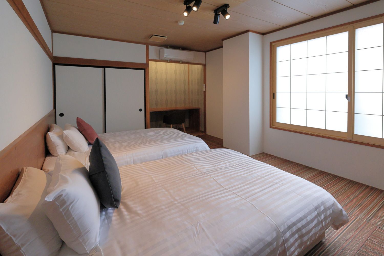 Volcano Room/ボルケーノルーム：畳のお部屋にセミダブルのベット。落ち着いた雰囲気で快適な