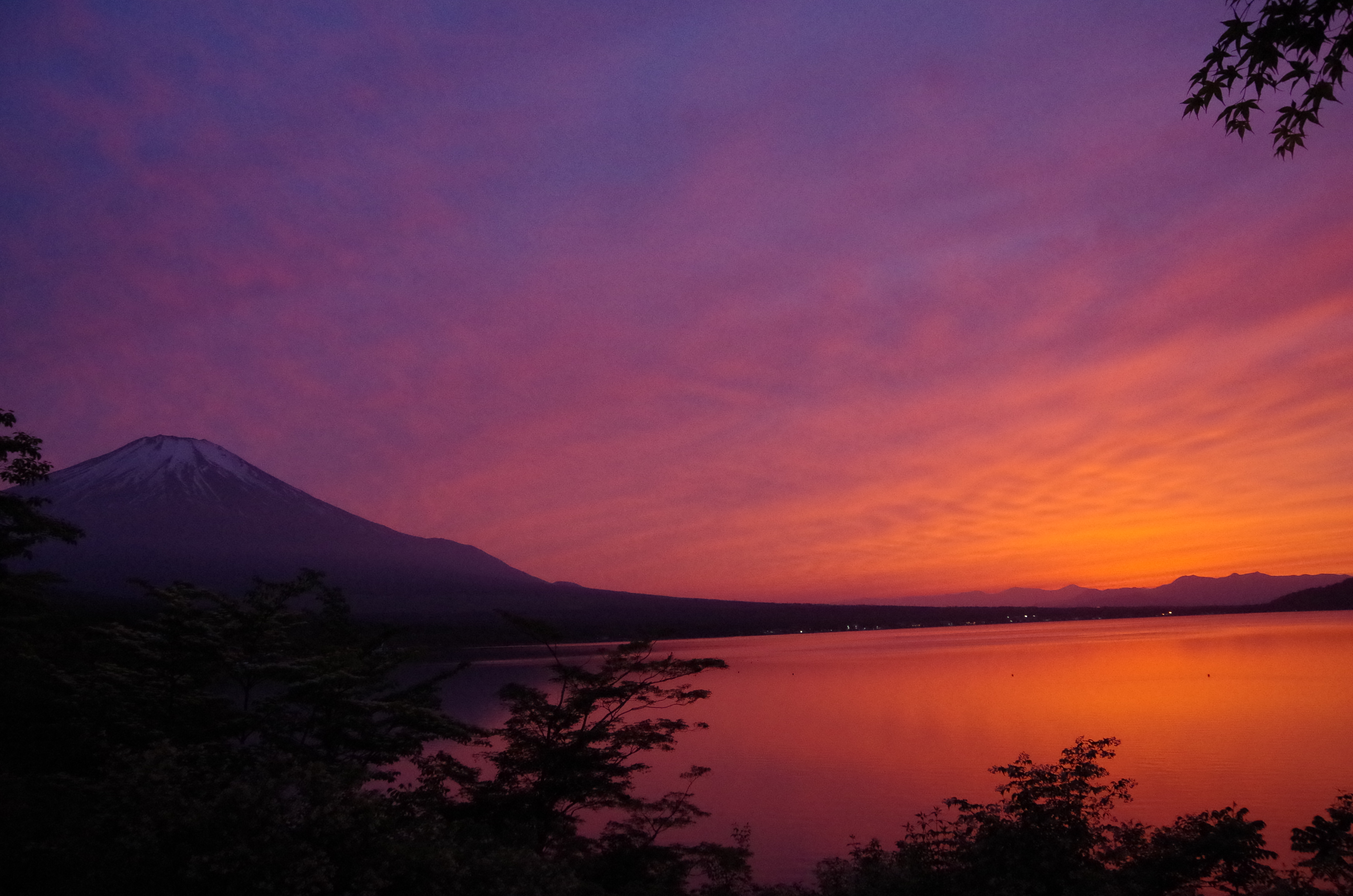 夕焼けの富士山と山中湖