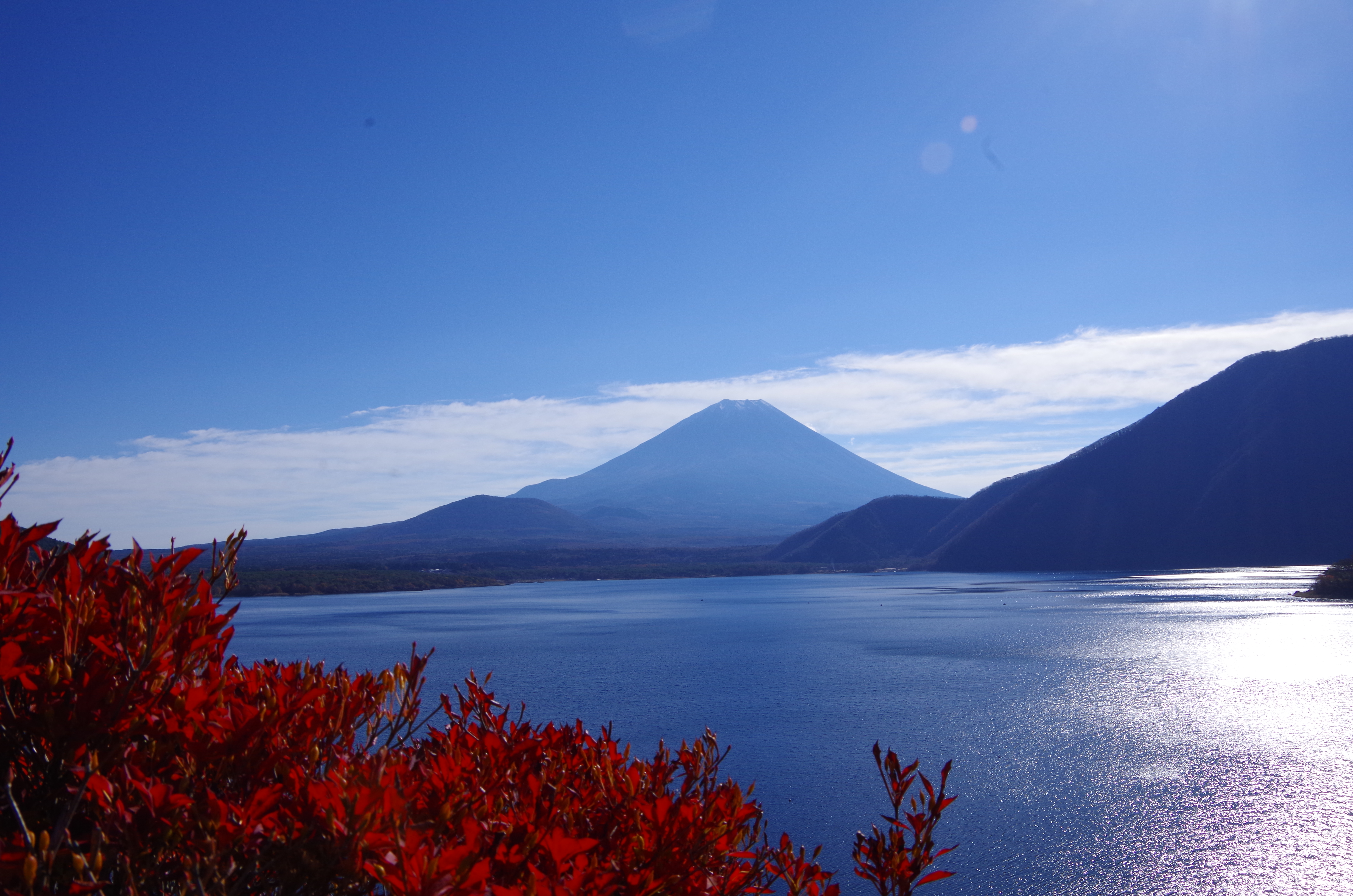 本栖湖と富士山