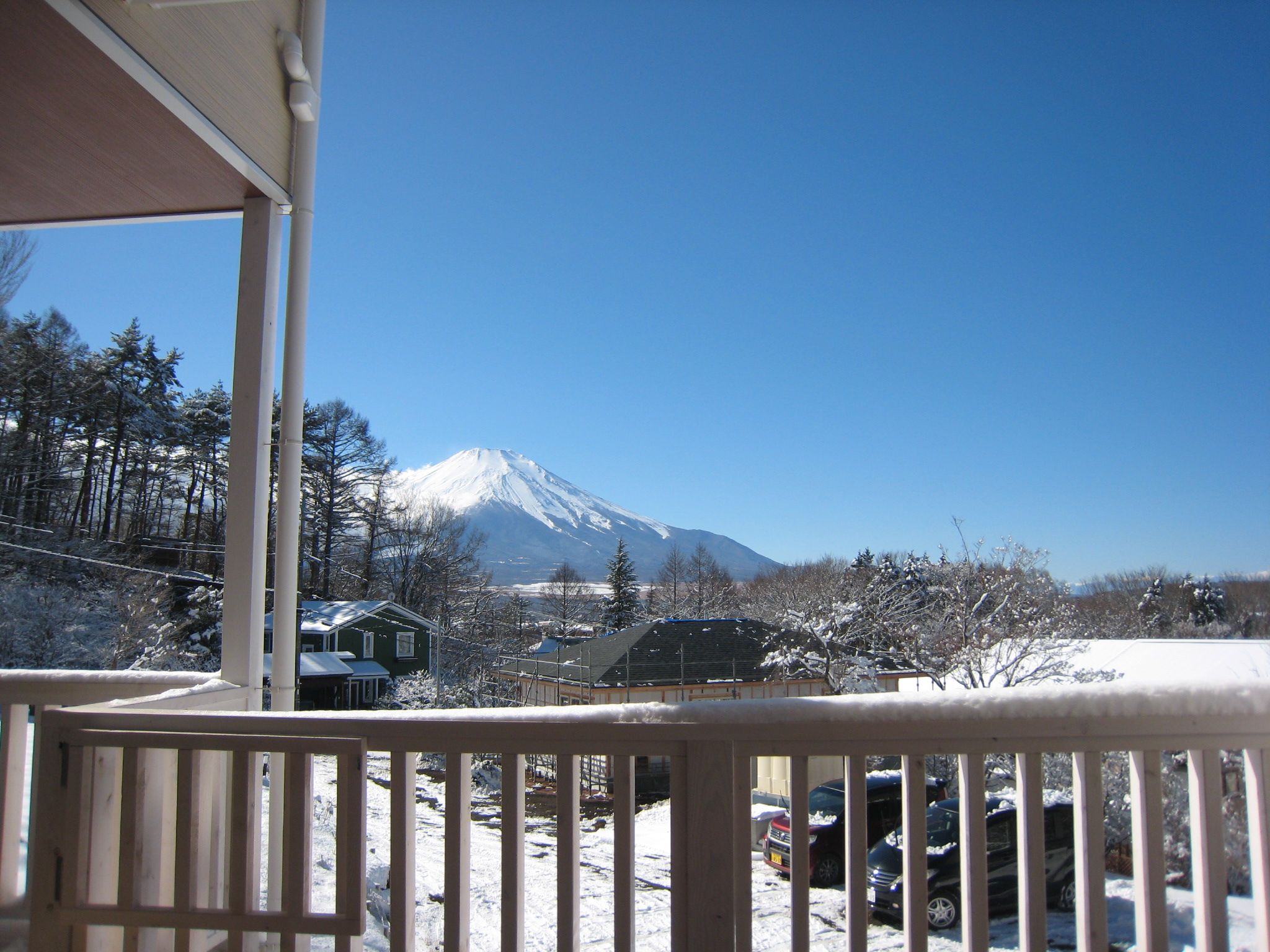 和モダンルームウッドデッキから―冬の富士山