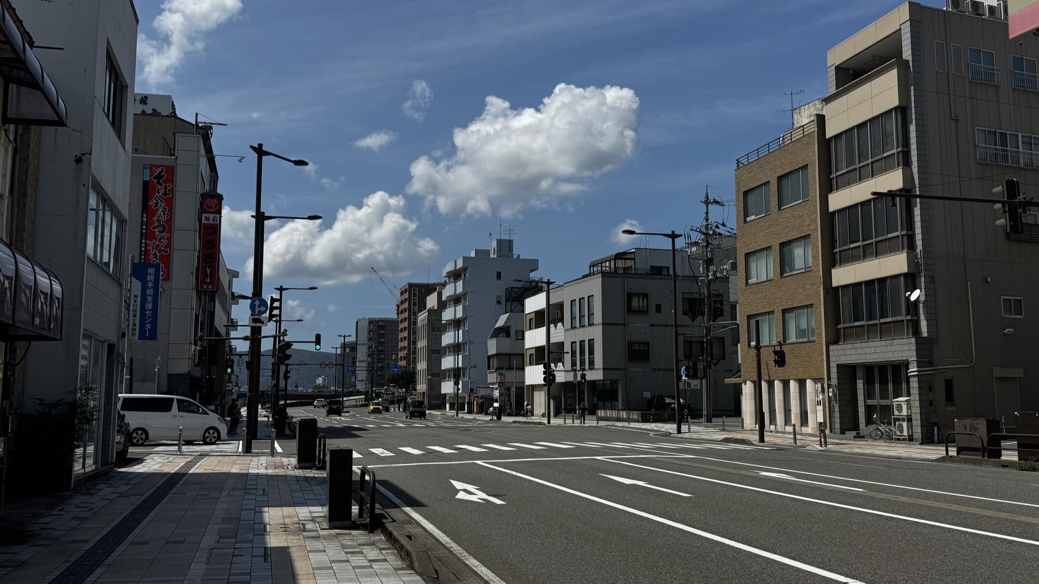 ②3高架下を過ぎて2つ目の信号を右折（つるきそば屋が目印）