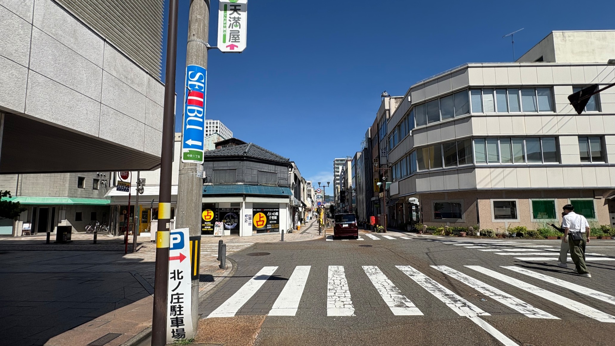 ①6.サカエパーキングを過ぎてすぐ左折（占いの看板が目印）